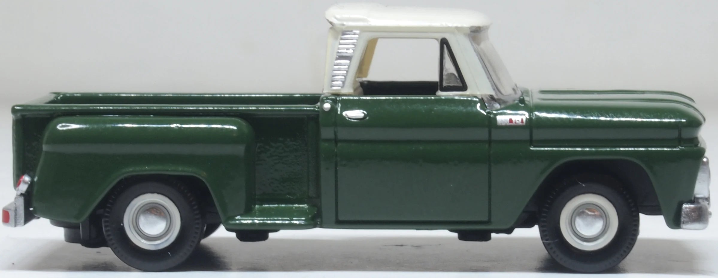 Oxford Diecast 87CP65008 HO Scale 1965 Chevrolet Stepside Pick-Up Truck Dark Green/Ivory