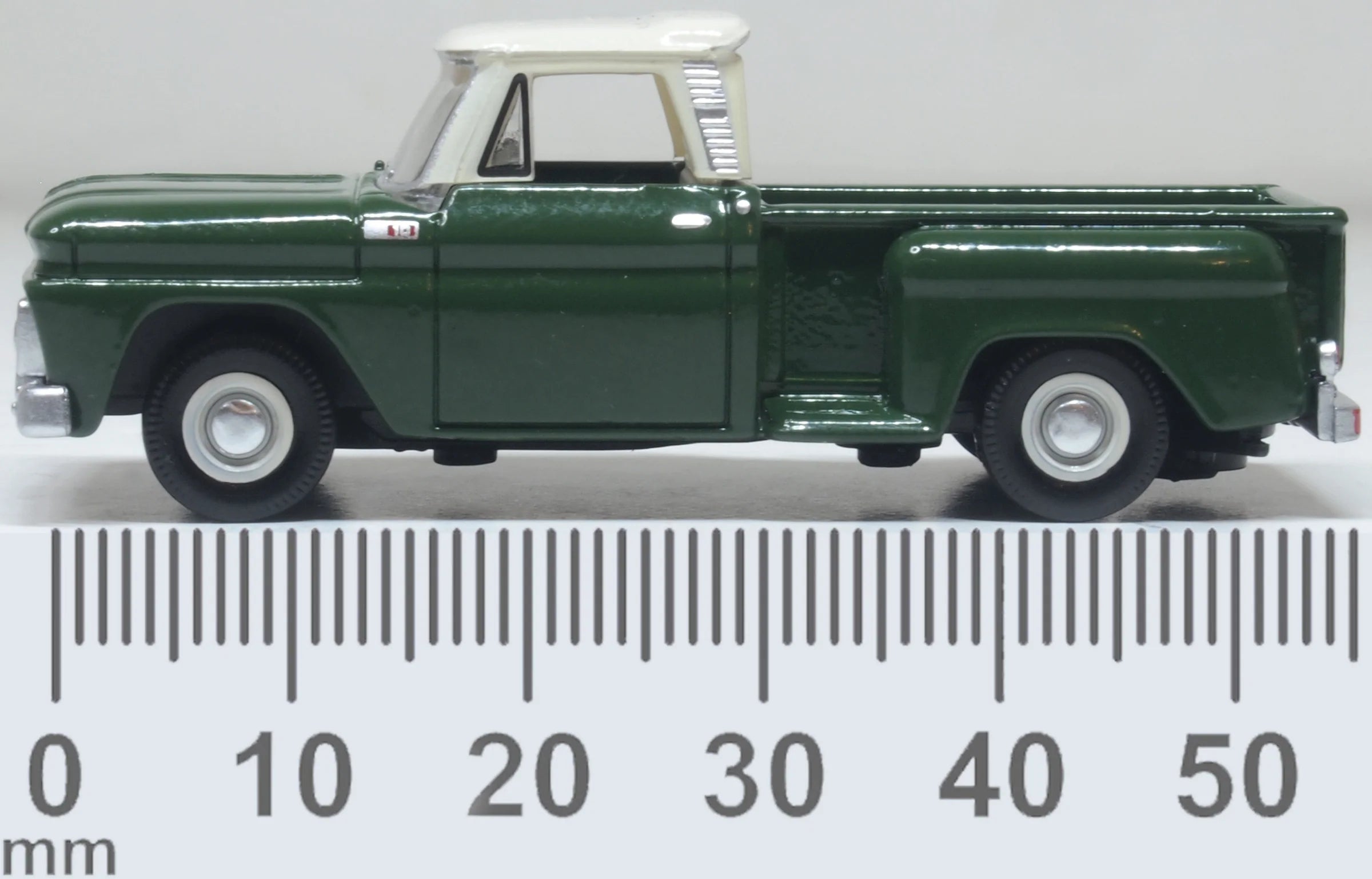 Oxford Diecast 87CP65008 HO Scale 1965 Chevrolet Stepside Pick-Up Truck Dark Green/Ivory