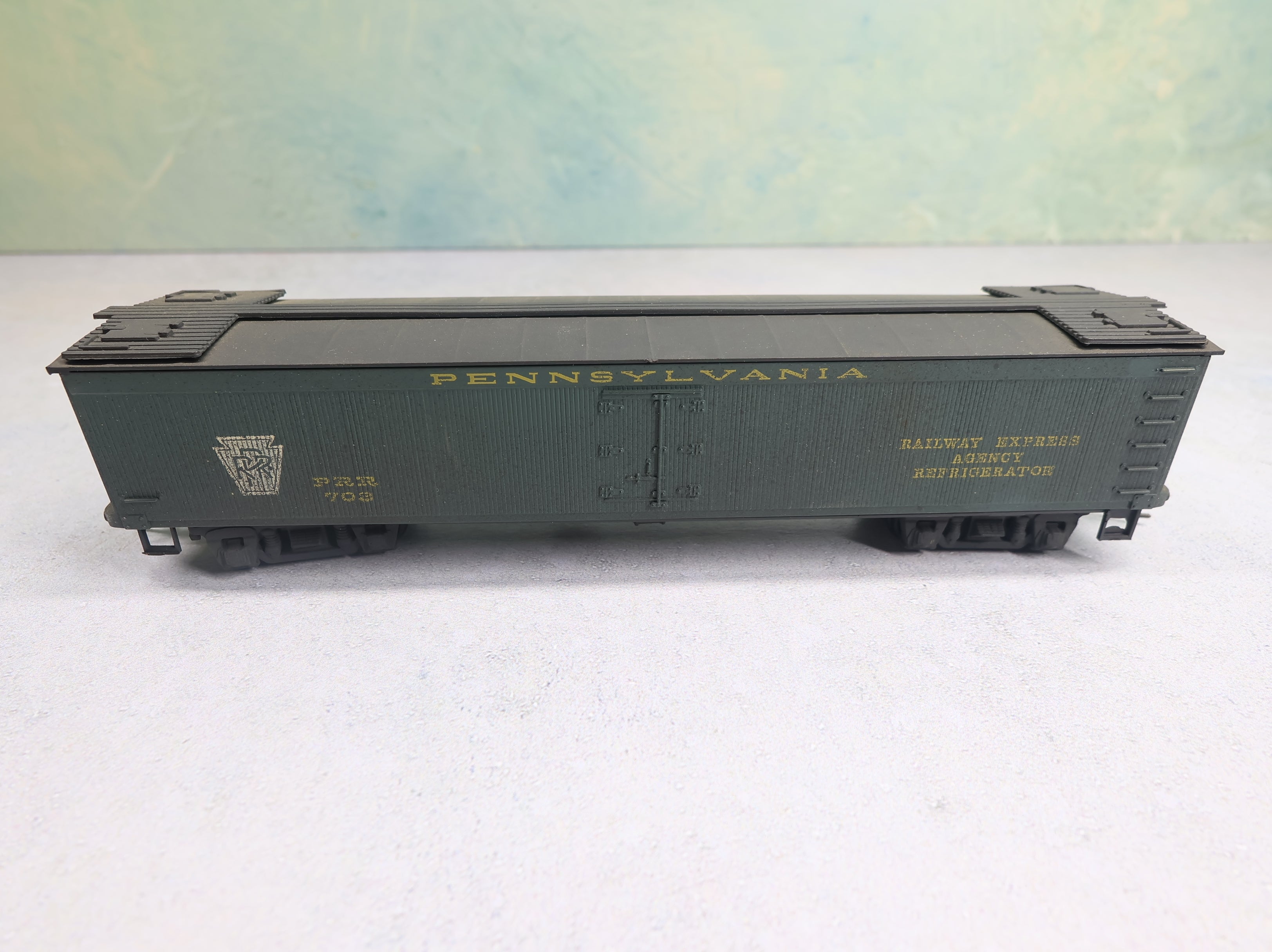 USED Roundhouse HO Scale 50' Reefer Box Car Pennsylvania PRR #703 Light Weathering