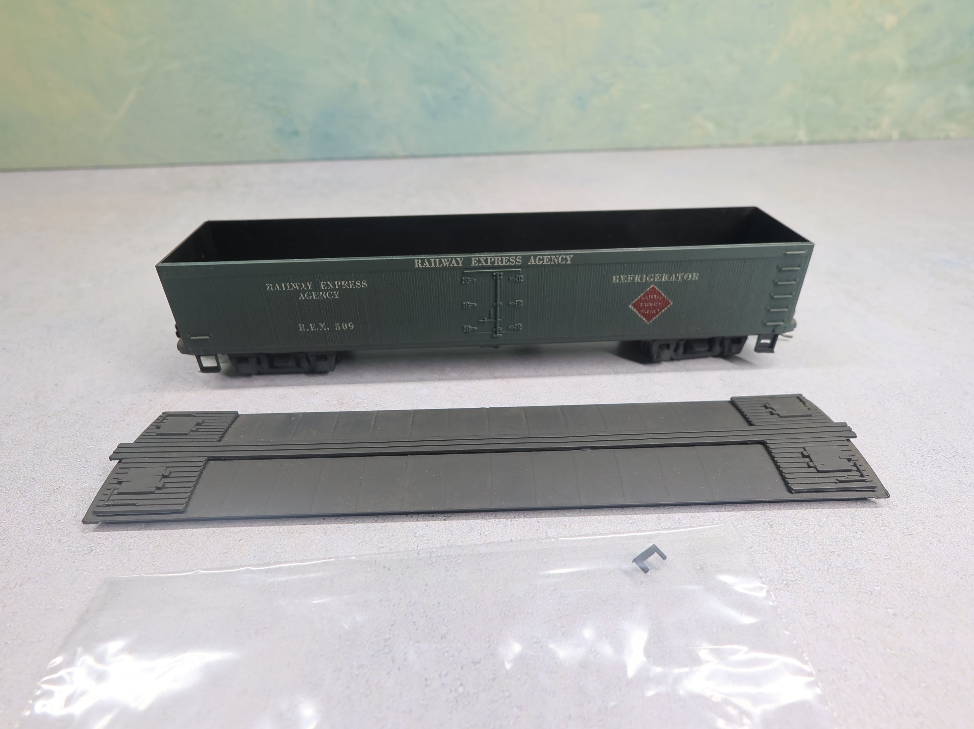 USED Roundhouse HO Scale 50' Reefer Box Car Railway Express Agency REX #509 Light Weathering