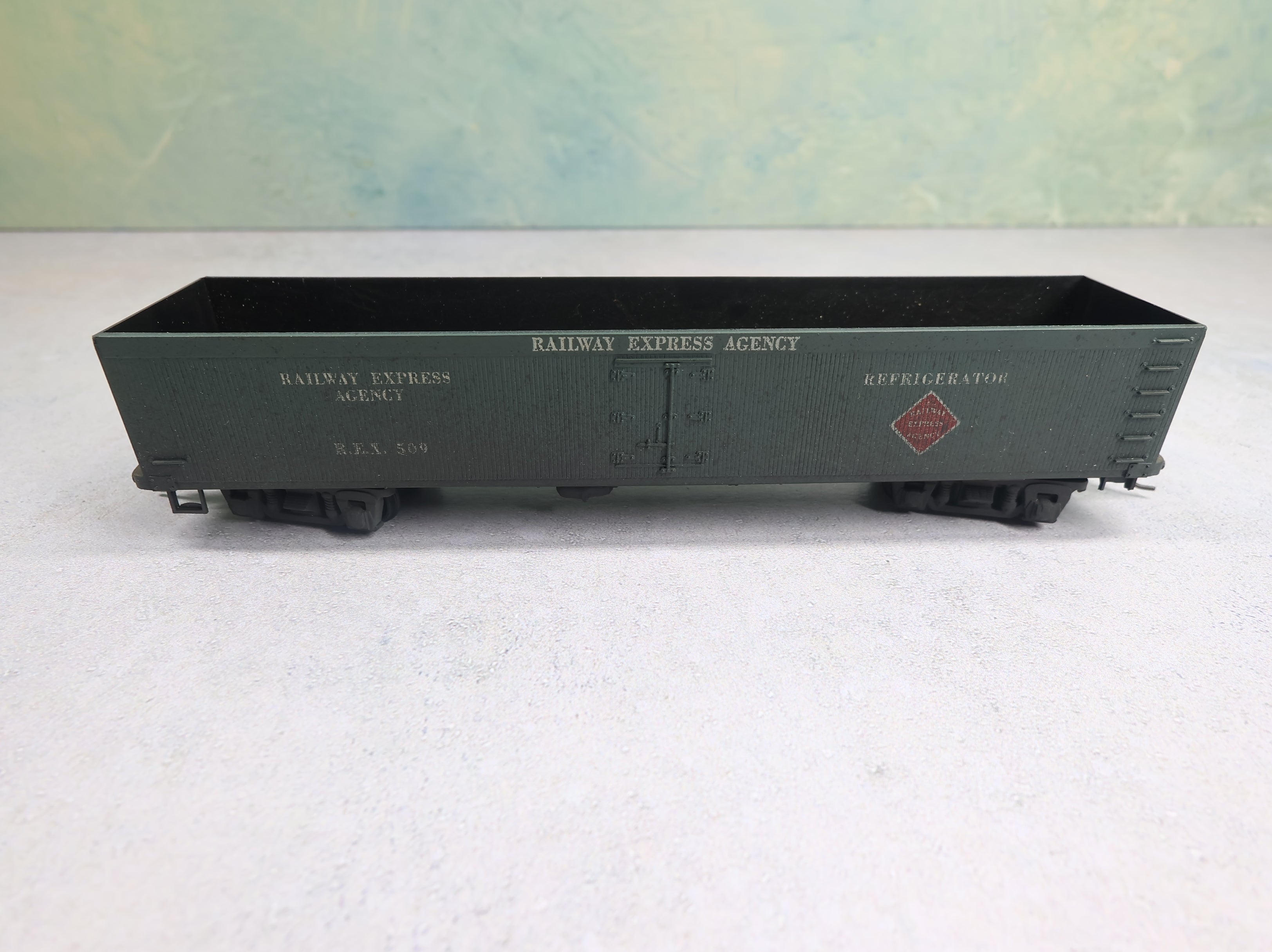 USED Roundhouse HO Scale 50' Reefer Box Car Railway Express Agency REX #509 Light Weathering