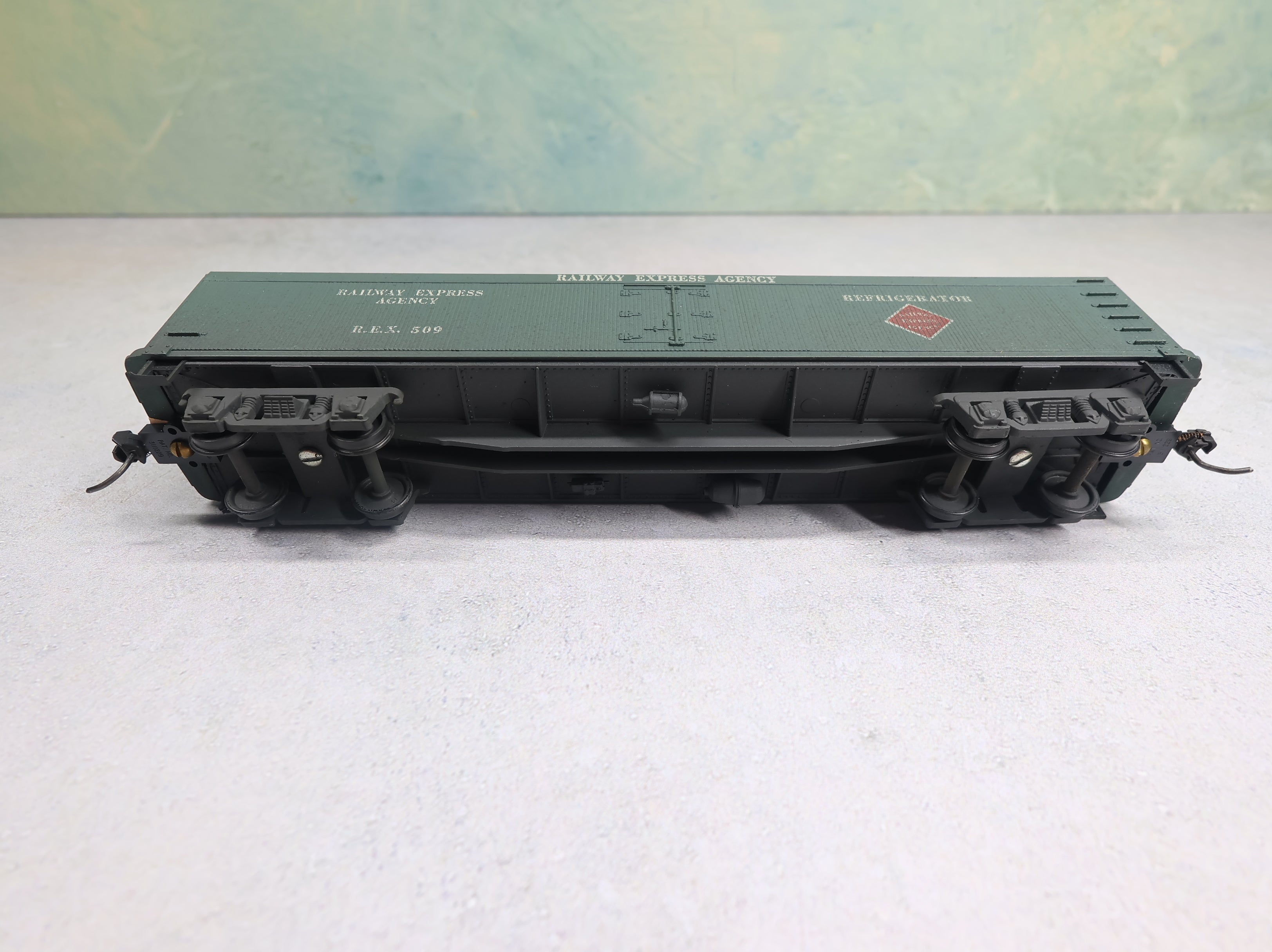 USED Roundhouse HO Scale 50' Reefer Box Car Railway Express Agency REX #509 Light Weathering