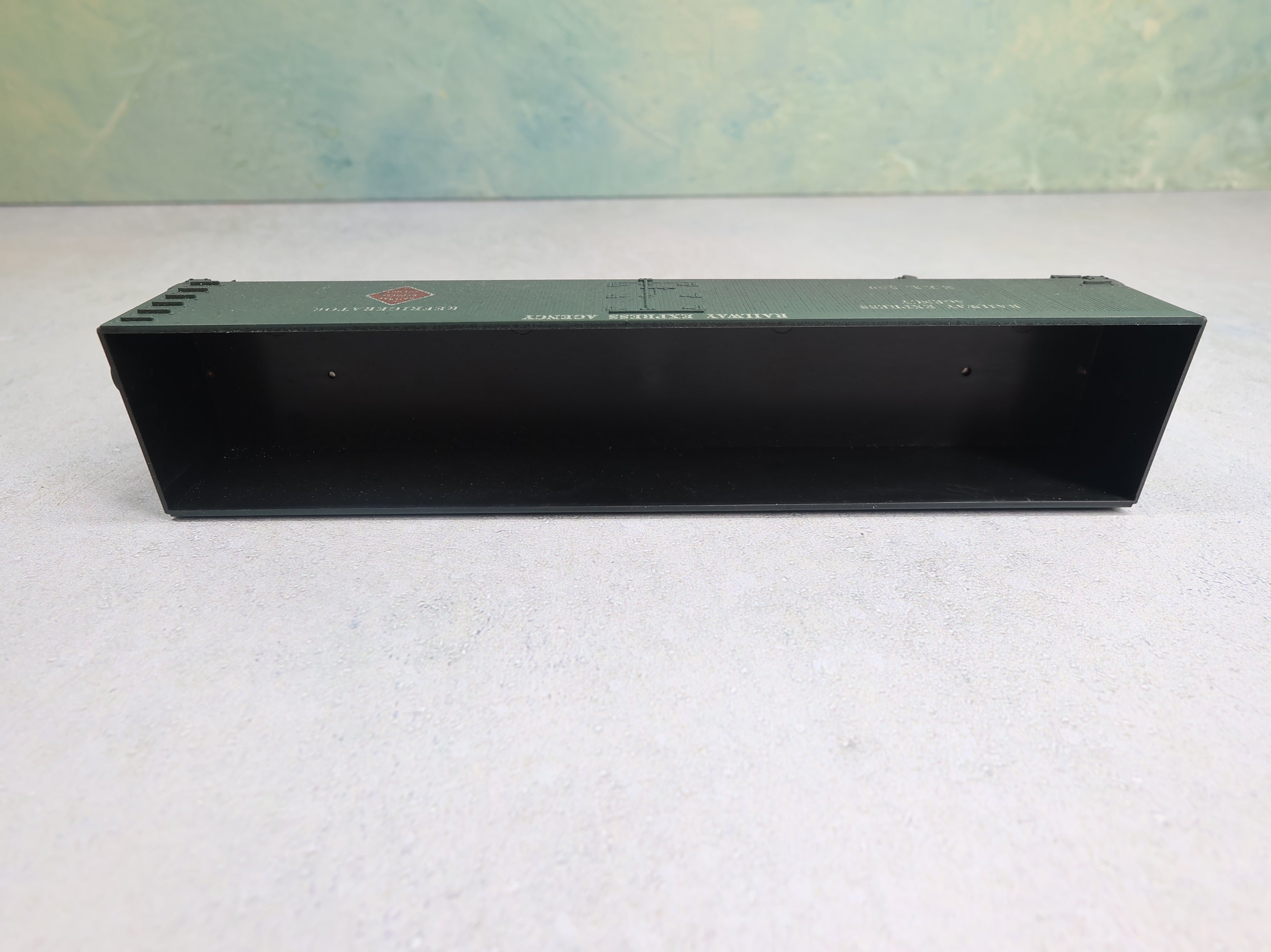 USED Roundhouse HO Scale 50' Reefer Box Car Railway Express Agency REX #509 Light Weathering