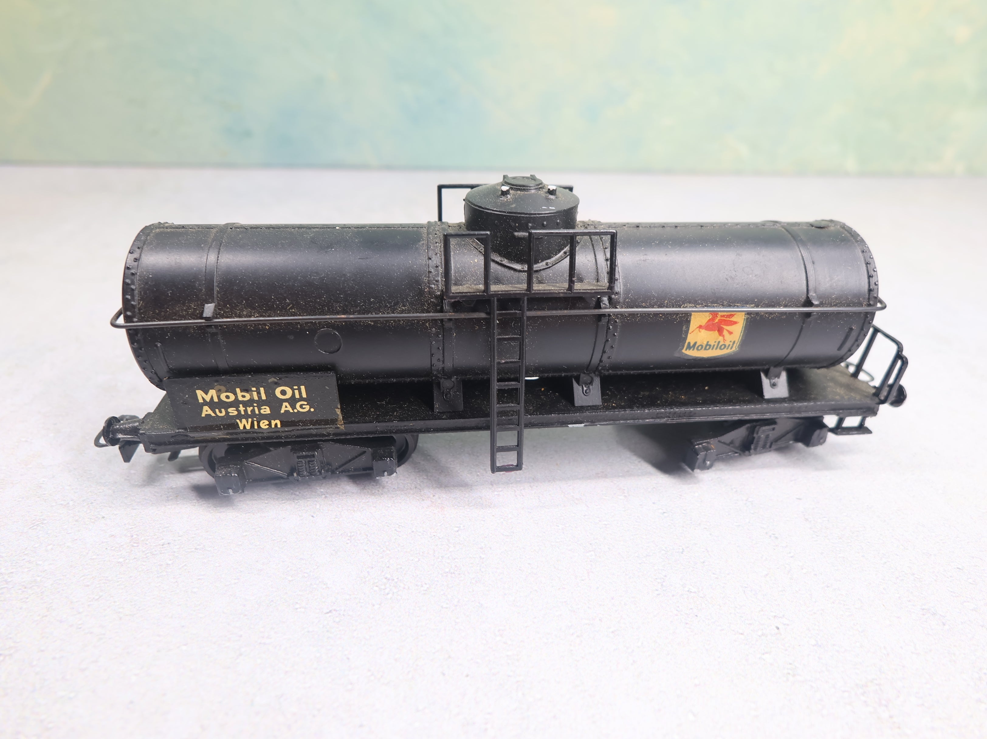 USED Kleinbahn HO Scale Tank Car Mobil Oil Austria Small Logo w/ Euro Couplers