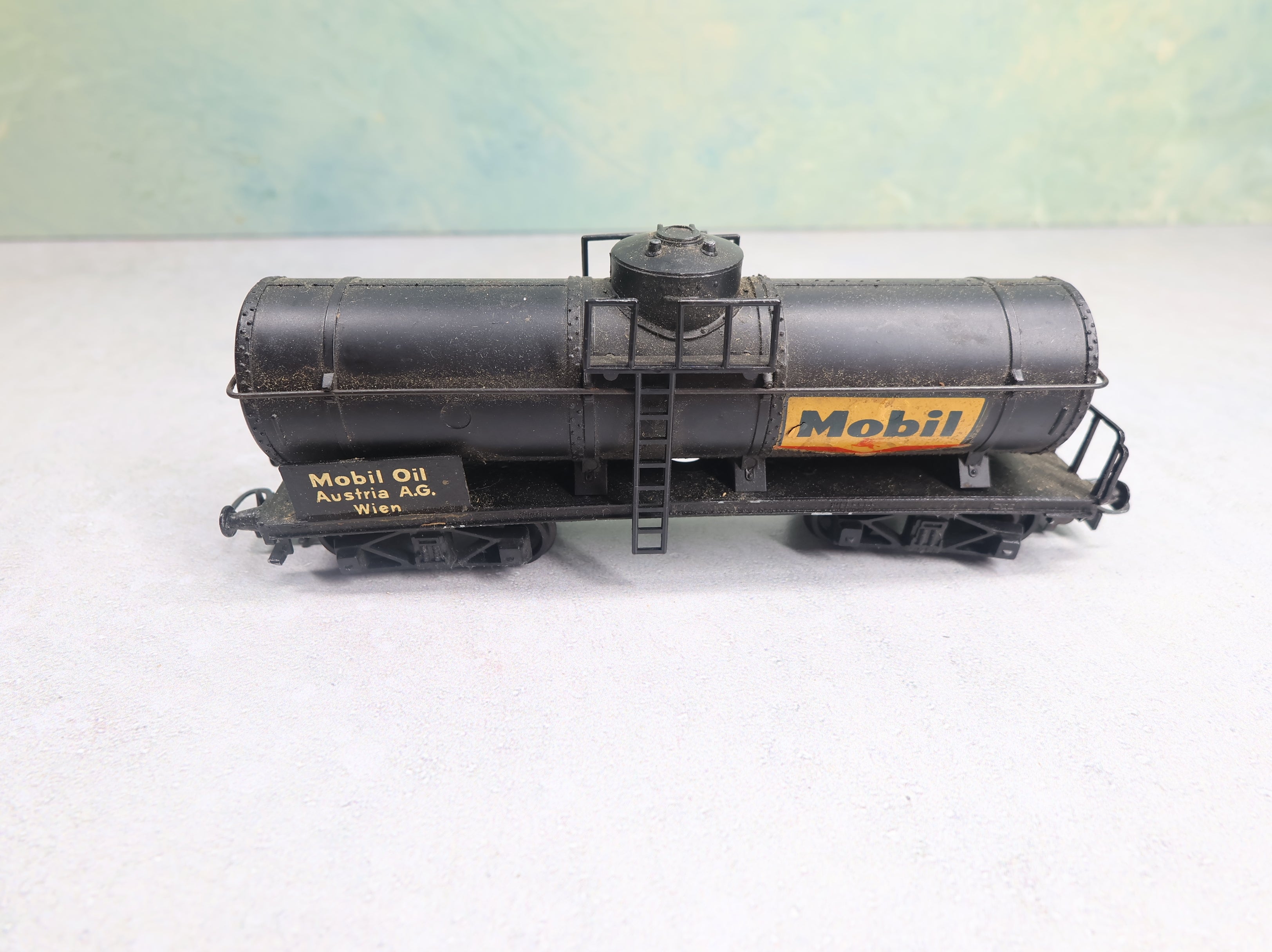 USED Kleinbahn HO Scale Tank Car Mobil Oil Austria Large Logo w/ Euro Couplers
