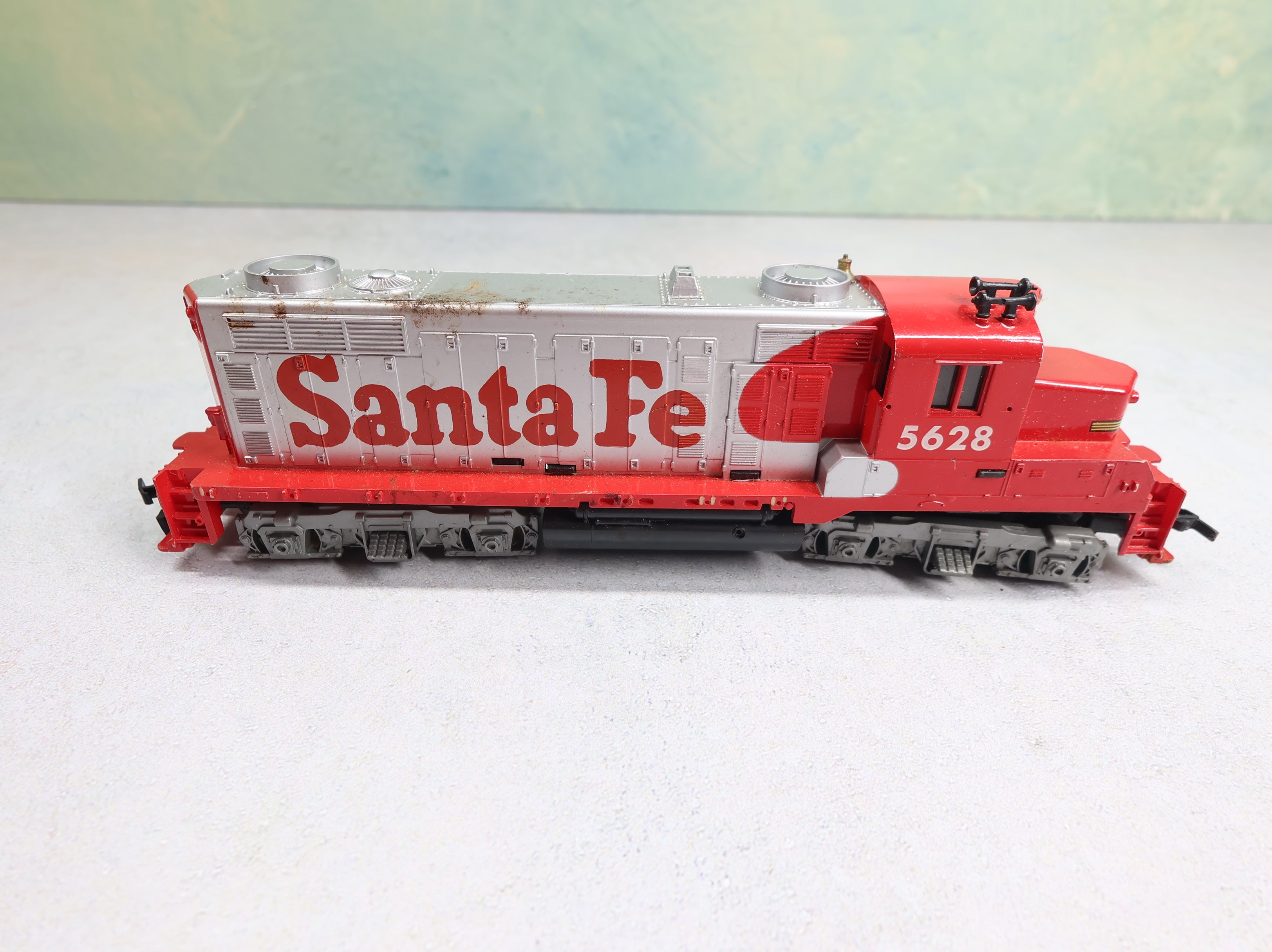 USED Tyco HO Scale GP-20 Diesel Locomotive Santa Fe #5628 Parts/Repairs DC