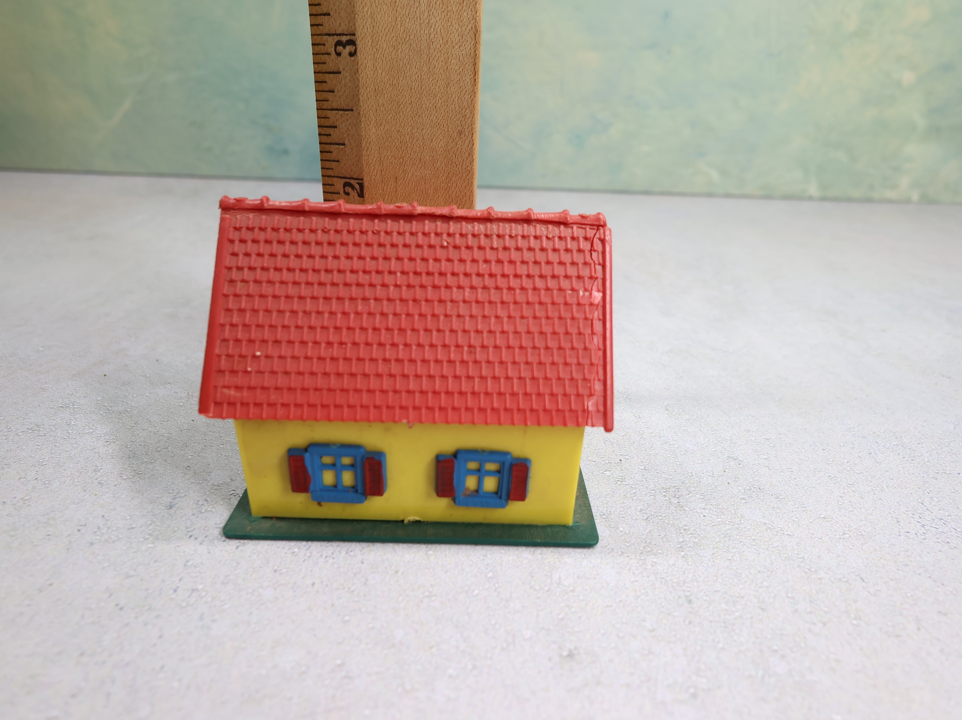 USED Hoffman N Scale Red & Yellow Village Home
