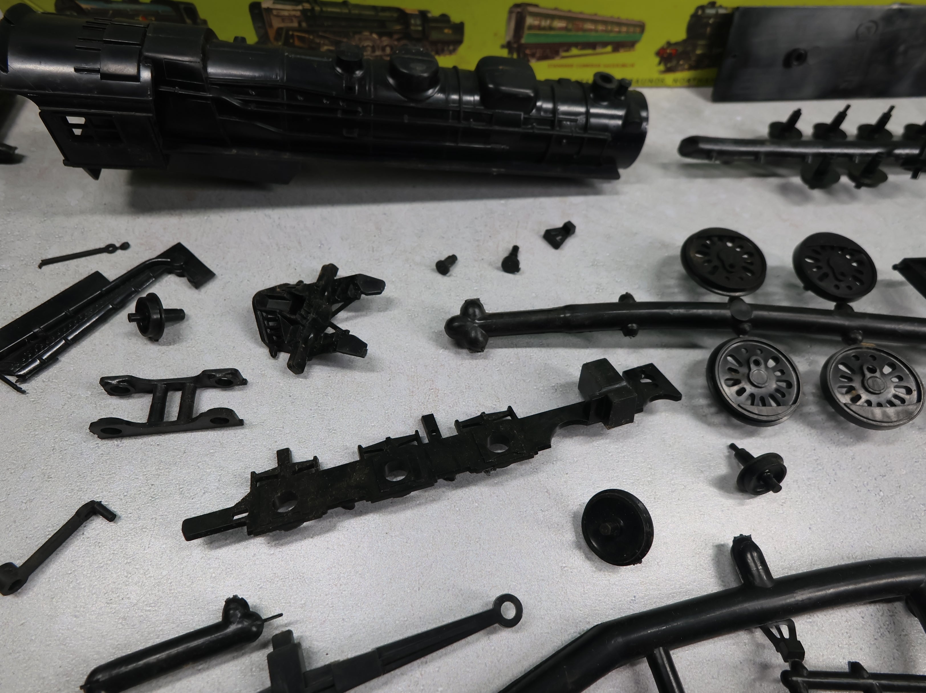 USED Rosebud Kitmaster 34 HO Scale Plastic Steam Locomotive Kit (non powered) HO & OO New York Central Hudson KIT