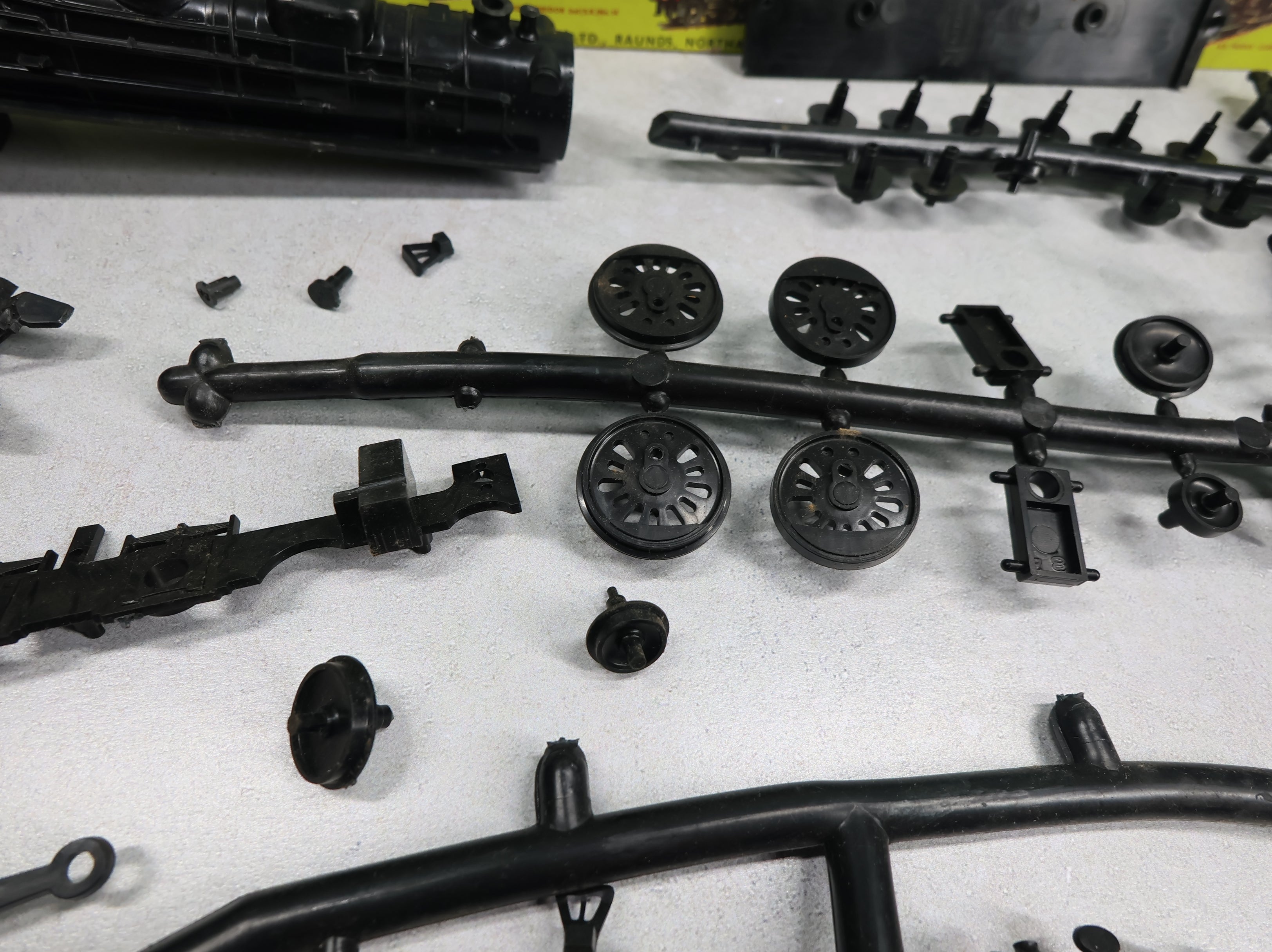 USED Rosebud Kitmaster 34 HO Scale Plastic Steam Locomotive Kit (non powered) HO & OO New York Central Hudson KIT