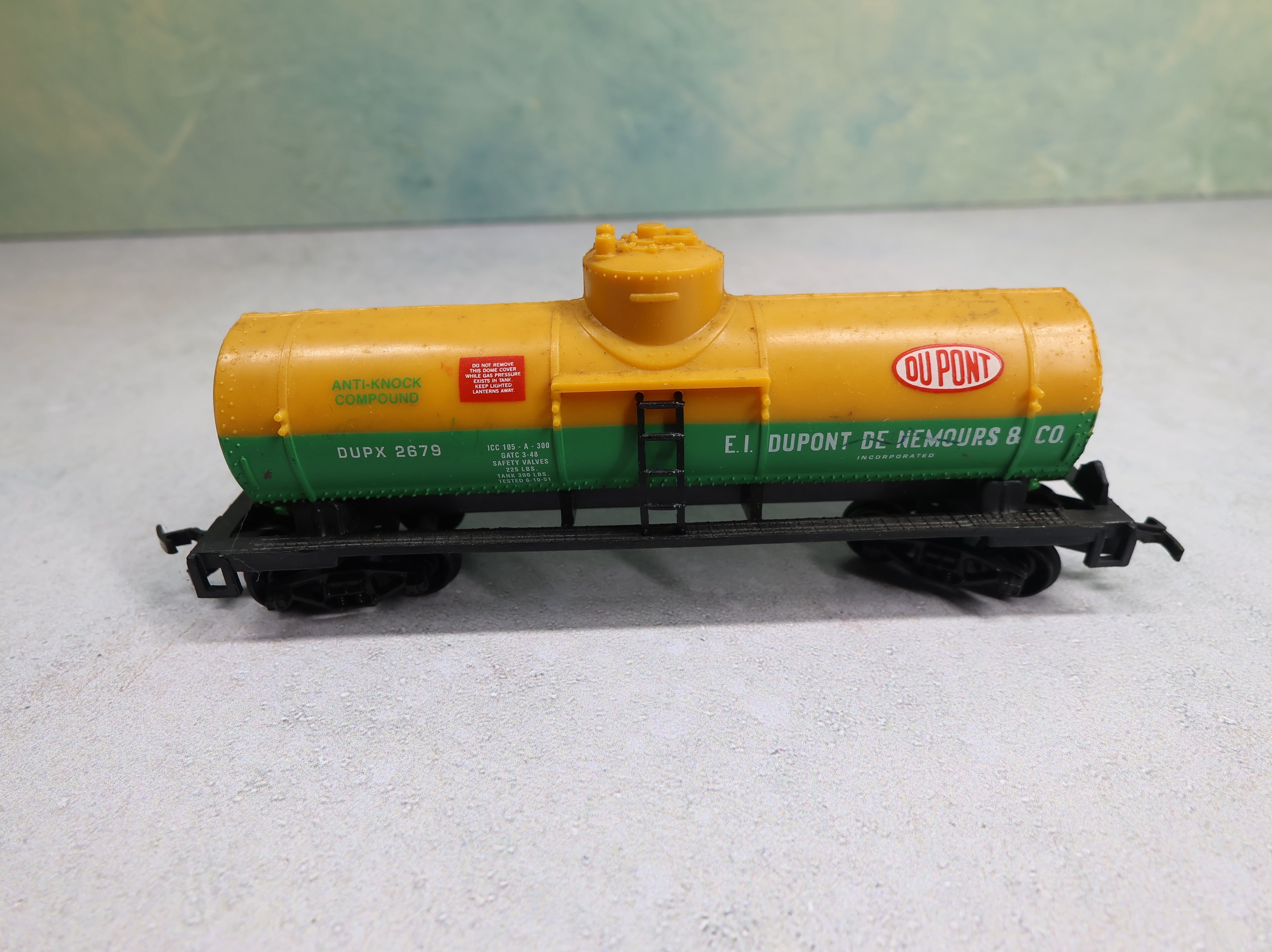USED Life-Like HO Scale Single Dome Tank Car Dupont DUPX #2679