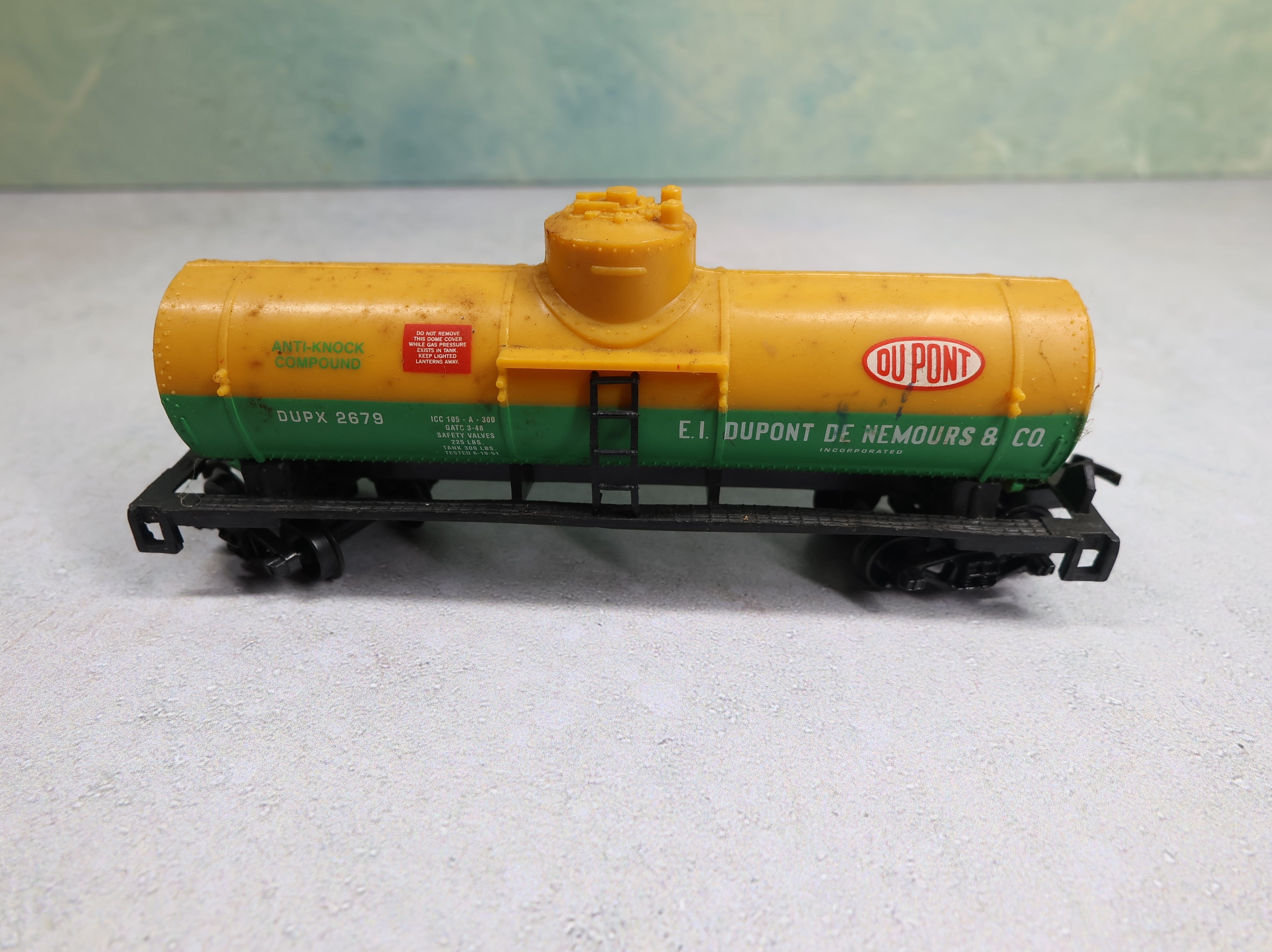 USED Life-Like HO Scale Single Dome Tank Car Dupont DUPX #2679