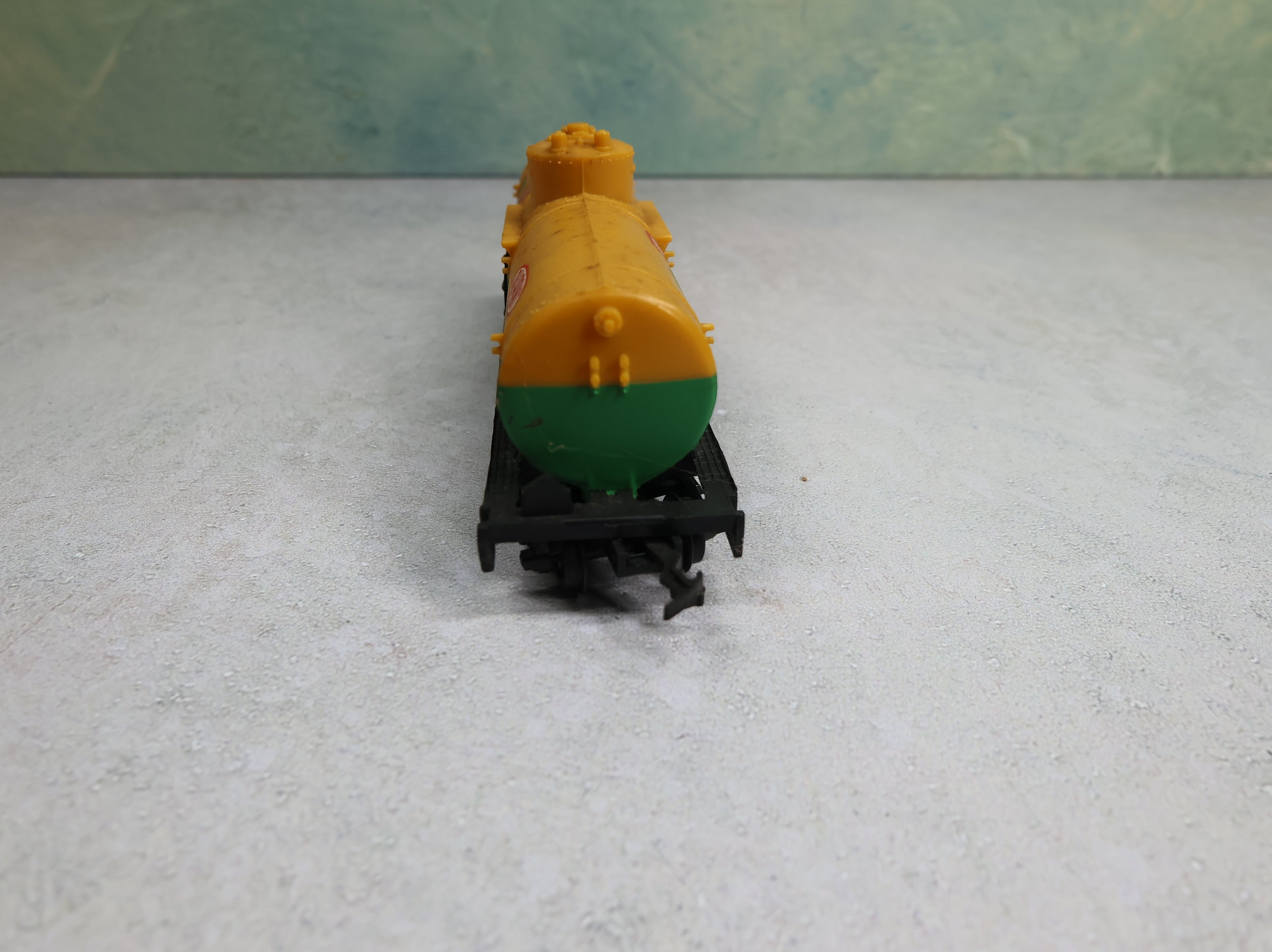 USED Life-Like HO Scale Single Dome Tank Car Dupont DUPX #2679