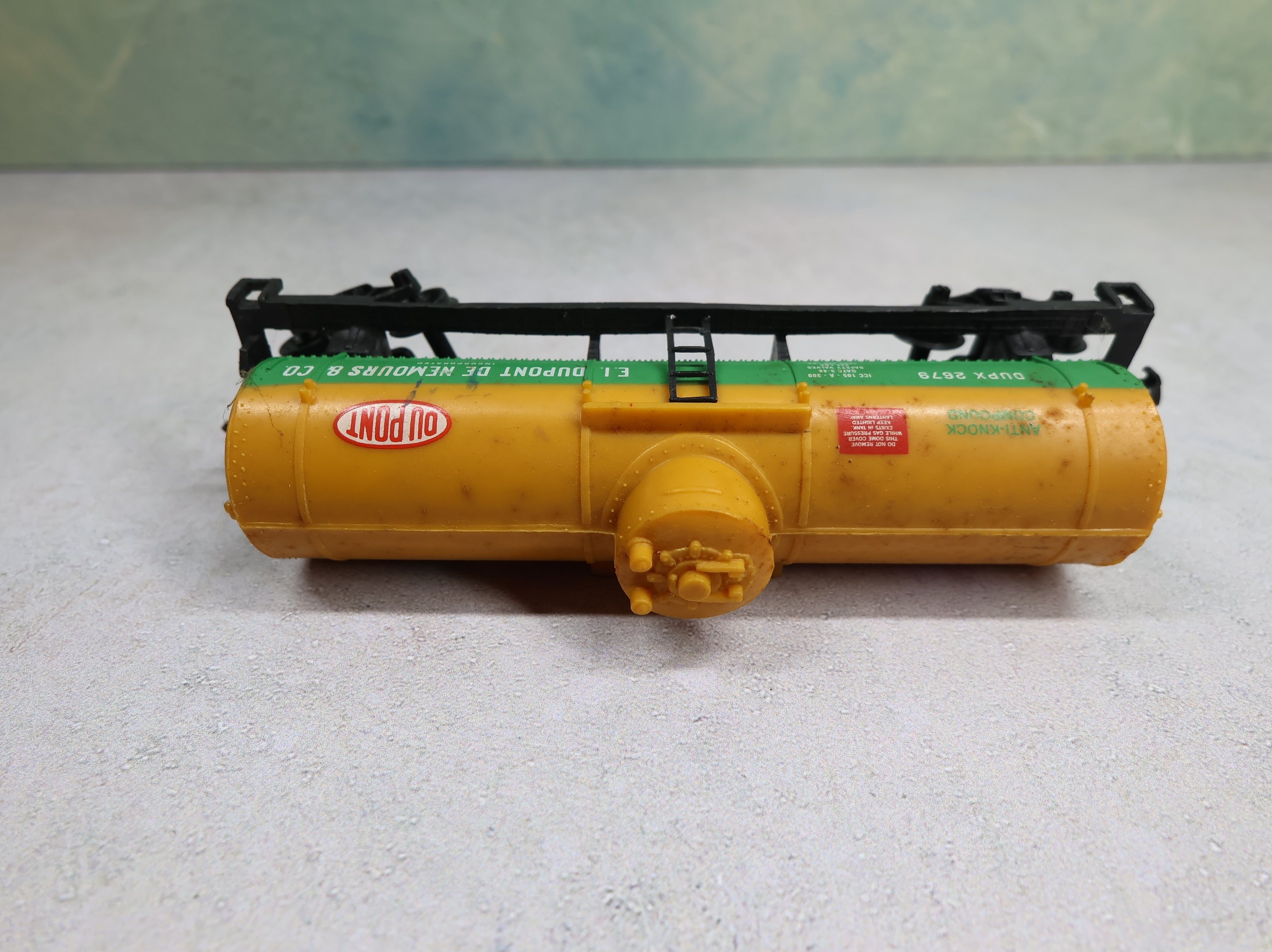 USED Life-Like HO Scale Single Dome Tank Car Dupont DUPX #2679