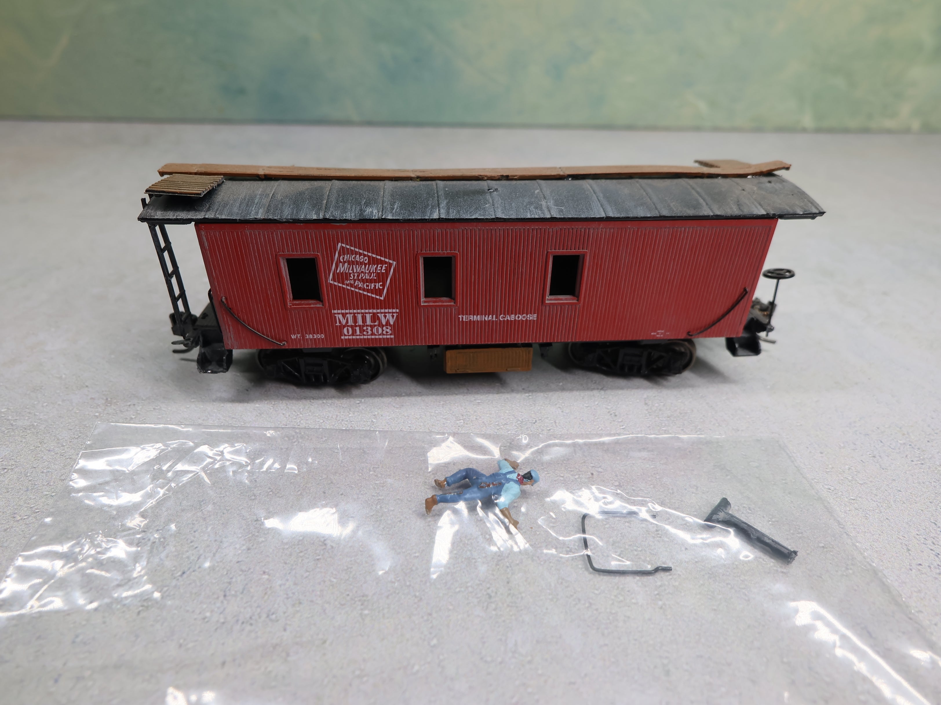 USED HO Scale Wooden Terminal Caboose Milwaukee Road MILW #01308 Weathered w/ Figure