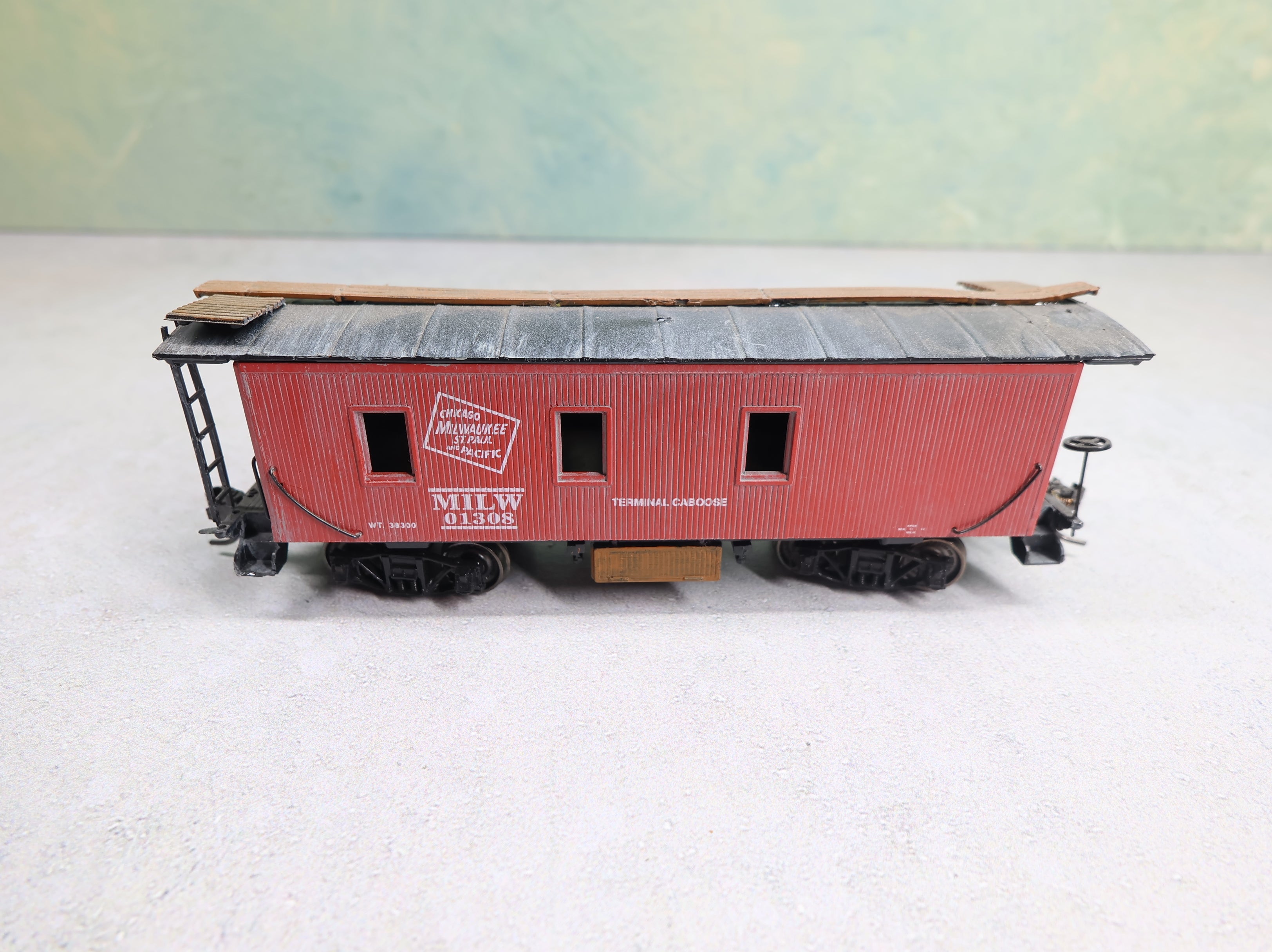 USED HO Scale Wooden Terminal Caboose Milwaukee Road MILW #01308 Weathered w/ Figure