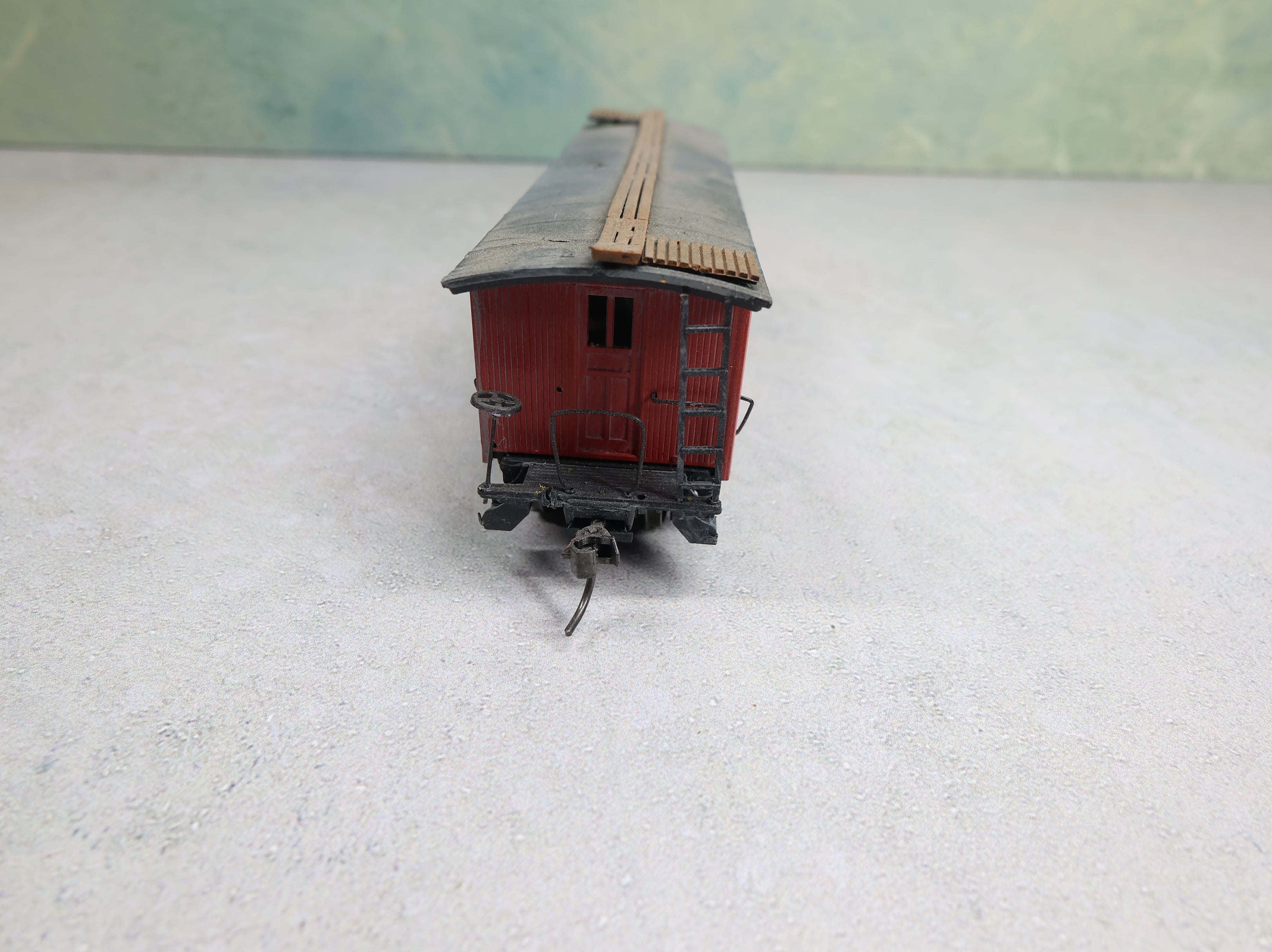USED HO Scale Wooden Terminal Caboose Milwaukee Road MILW #01308 Weathered w/ Figure