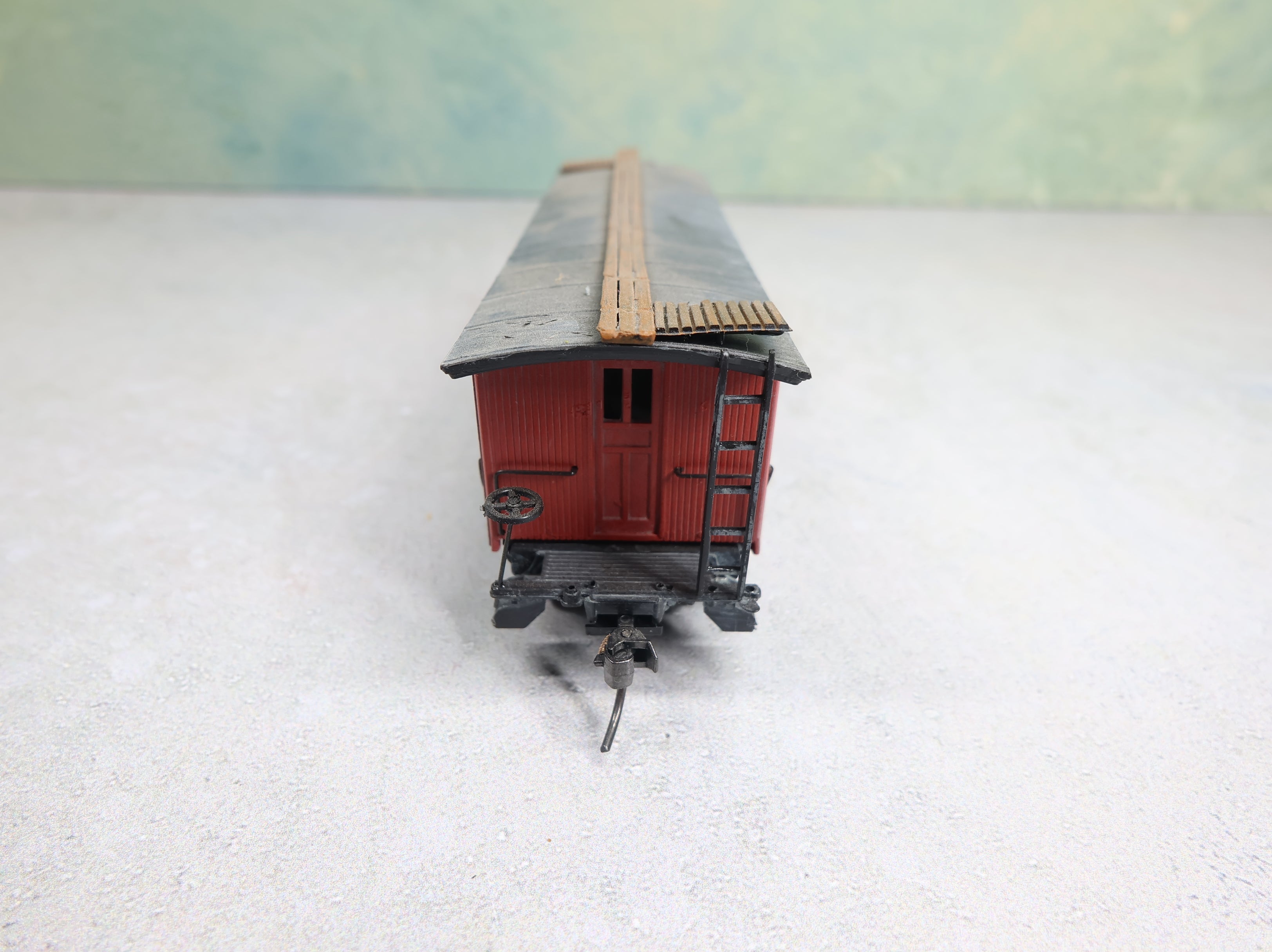 USED HO Scale Wooden Terminal Caboose Milwaukee Road MILW #01308 Weathered w/ Figure