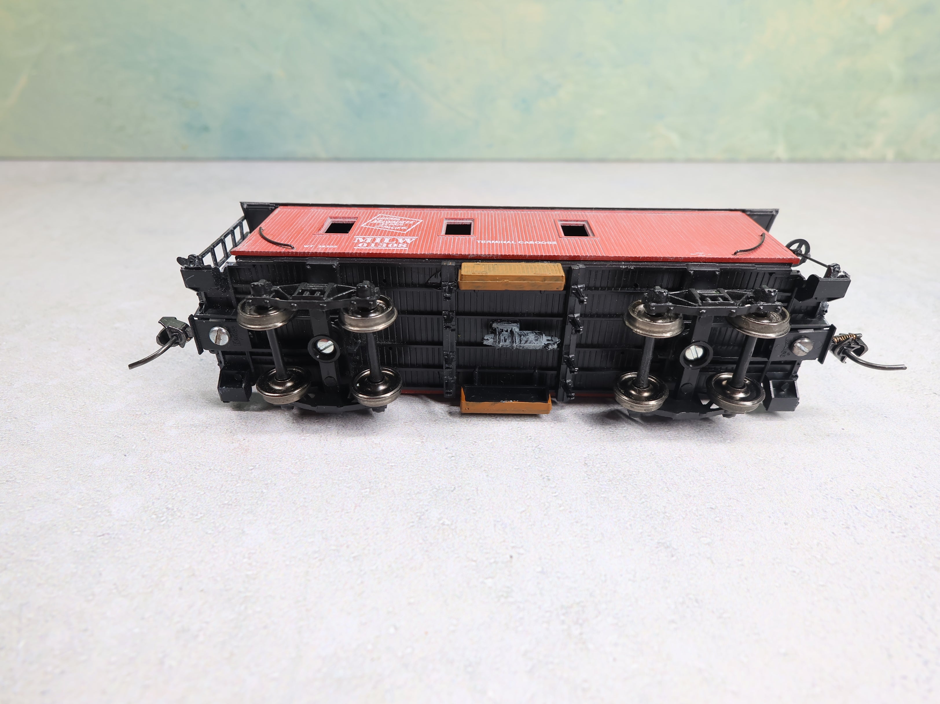 USED HO Scale Wooden Terminal Caboose Milwaukee Road MILW #01308 Weathered w/ Figure
