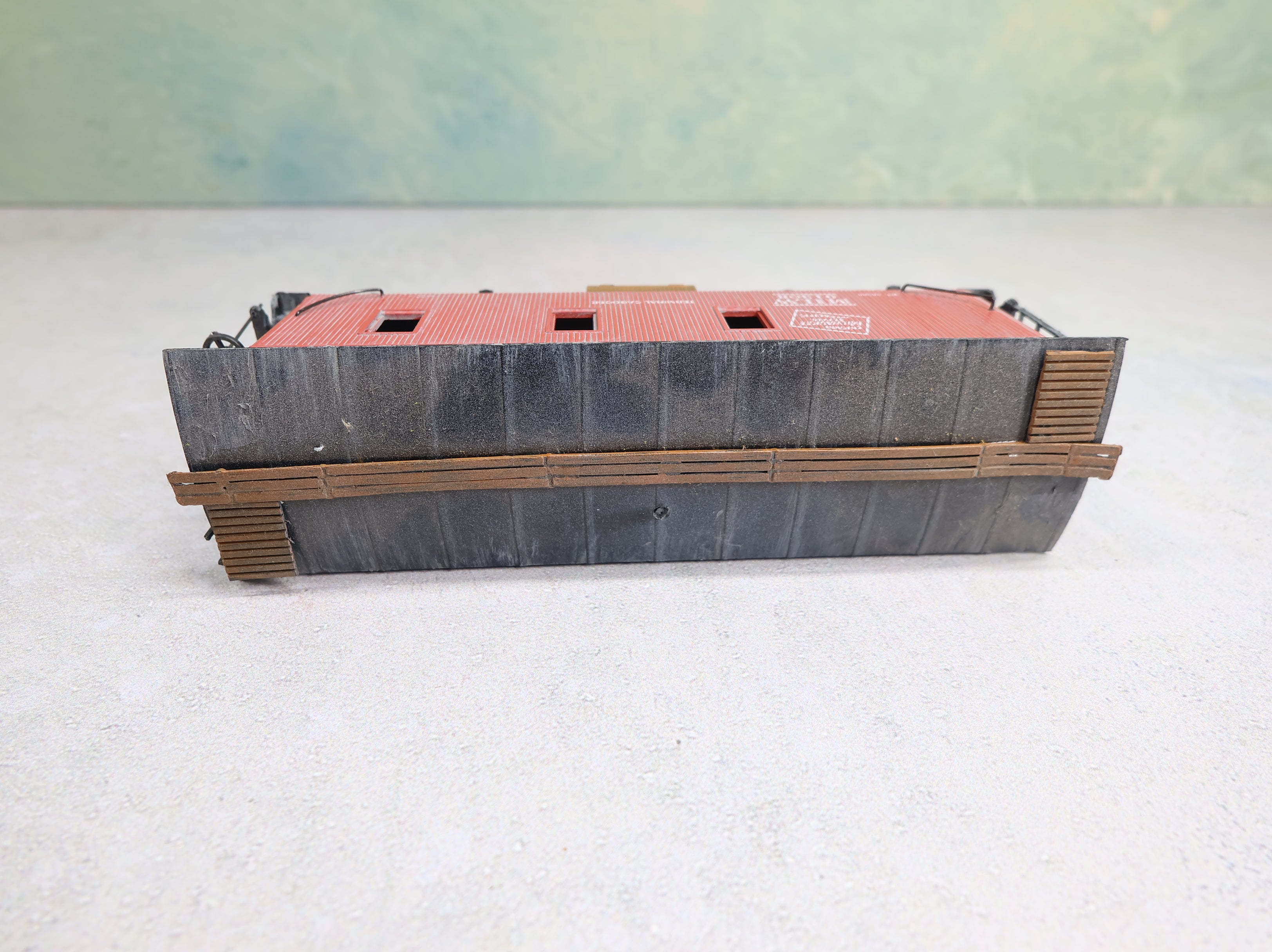 USED HO Scale Wooden Terminal Caboose Milwaukee Road MILW #01308 Weathered w/ Figure