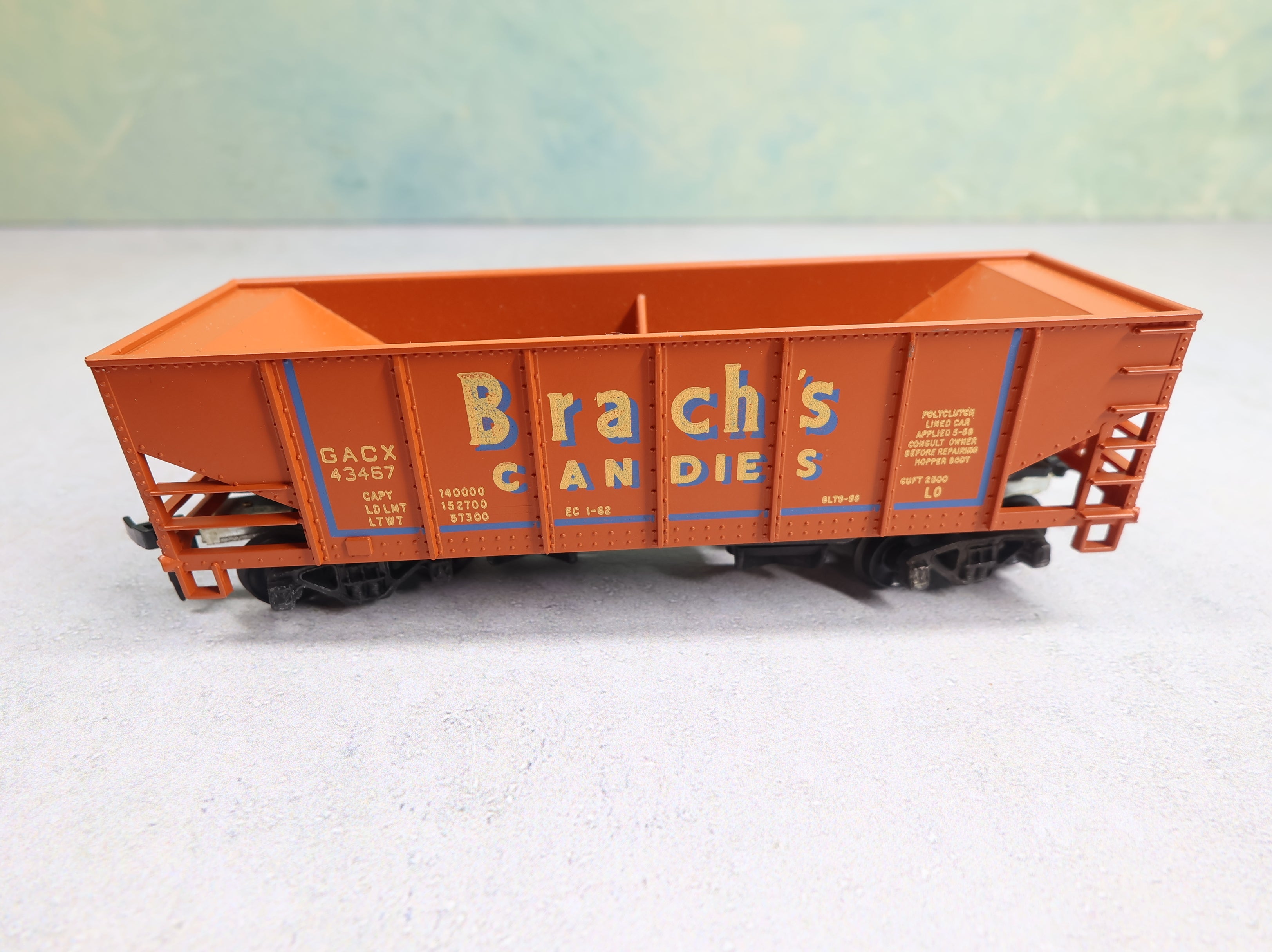 USED Tyco HO Scale RARE Operating 2 Bay Hopper Brach's Candies GACX #43467