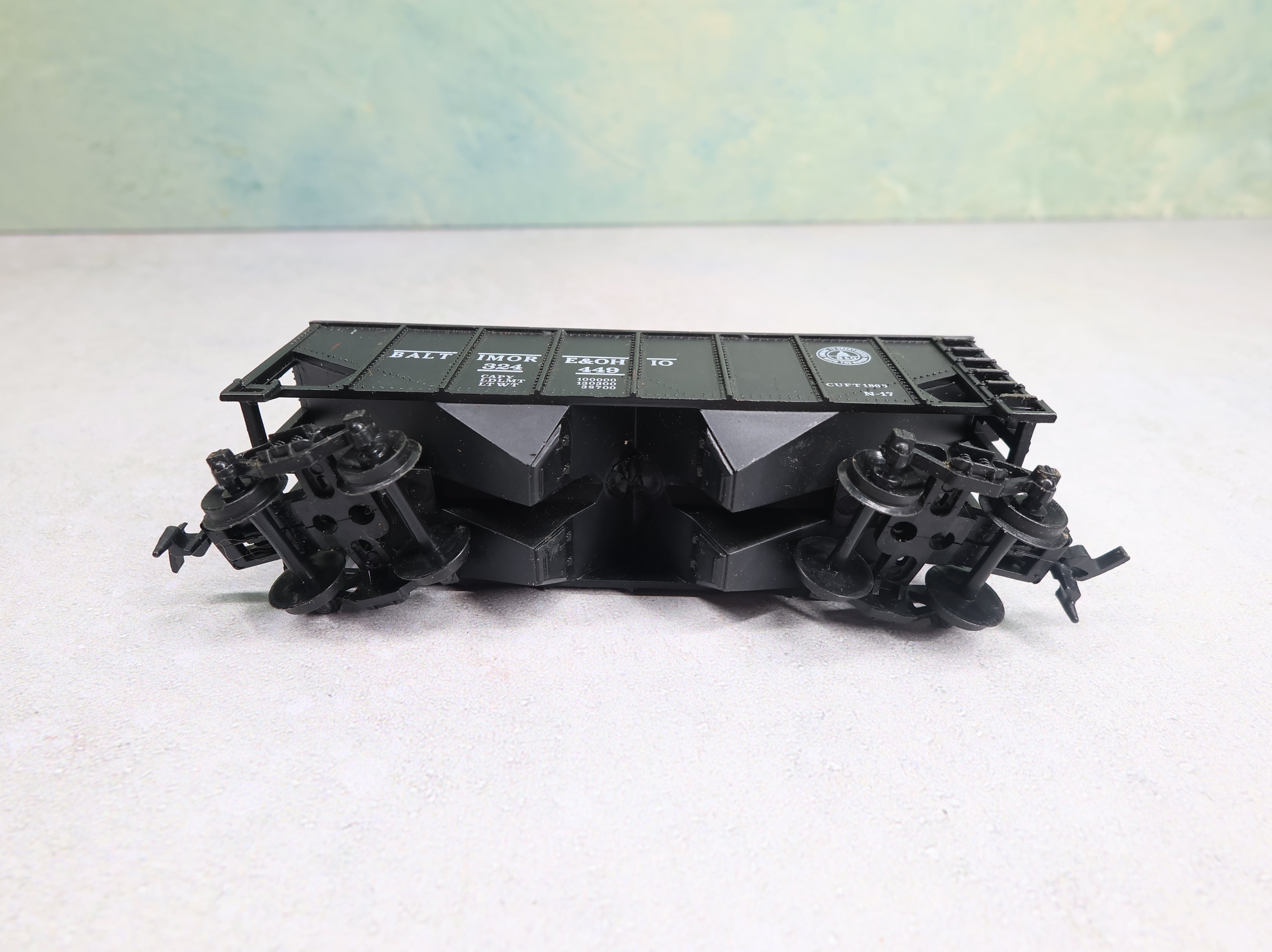 USED Life-Like HO Scale 2 Bay Hopper Baltimore and Ohio #324449 w/ Coal Load