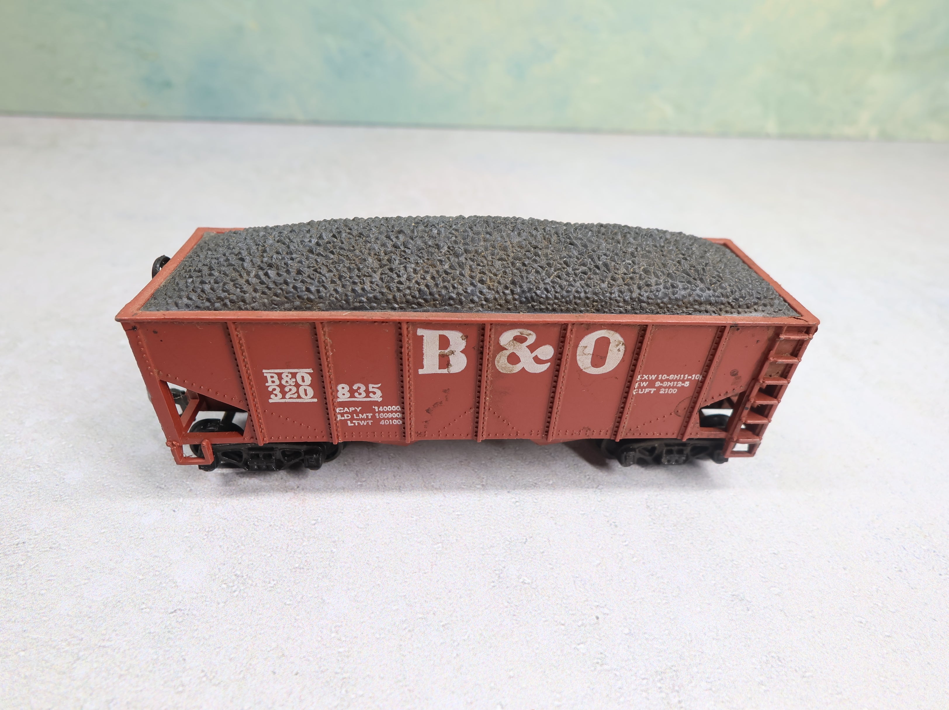 USED Life-Like HO Scale 2 Bay Hopper Baltimore and Ohio B&O #320835 w/ Coal Load