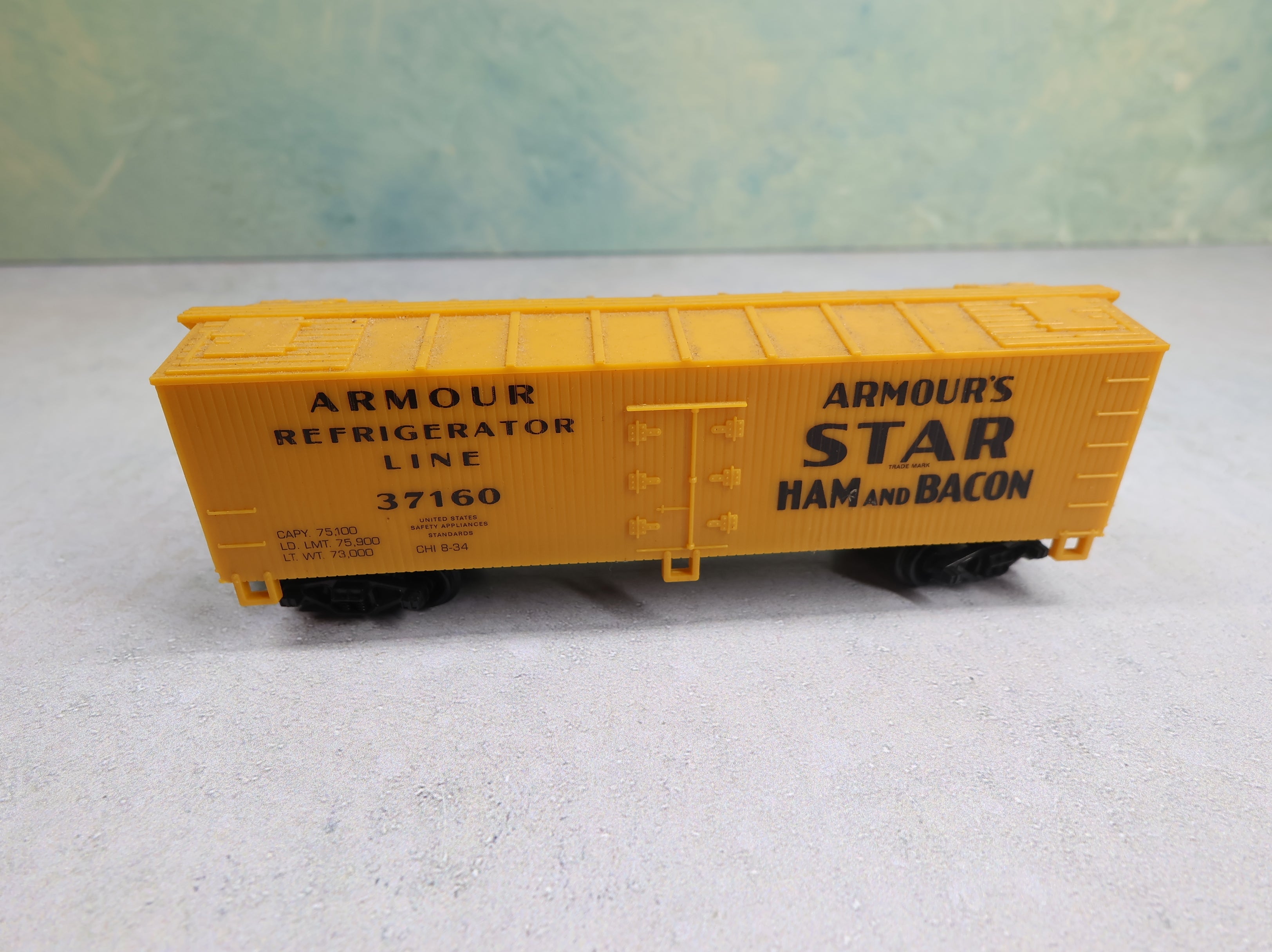 USED Life-Like HO Scale 38' Wooden Reefer Box Car Armour Refrigerator Line #37160 Star Ham and Bacon