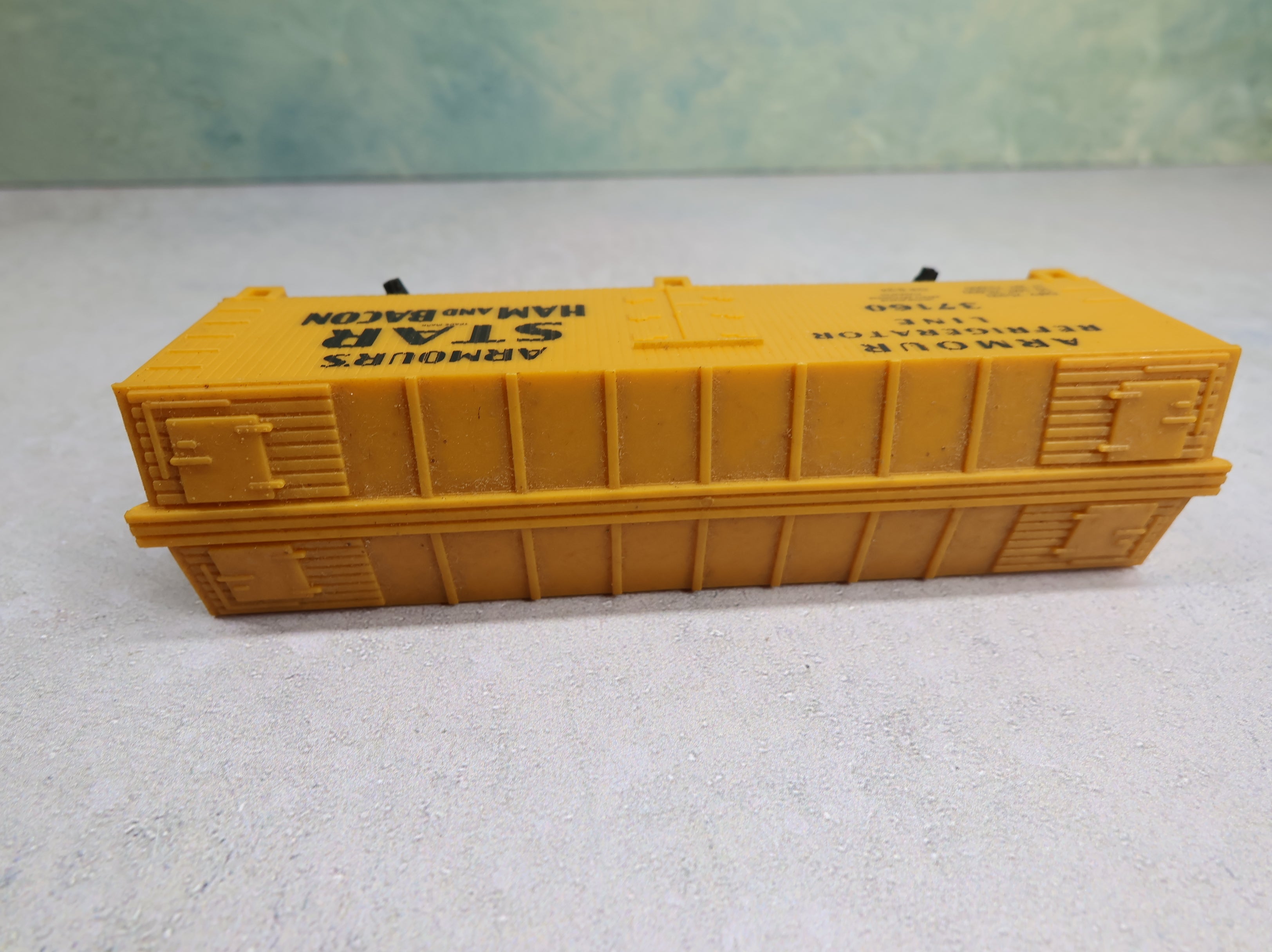 USED Life-Like HO Scale 38' Wooden Reefer Box Car Armour Refrigerator Line #37160 Star Ham and Bacon