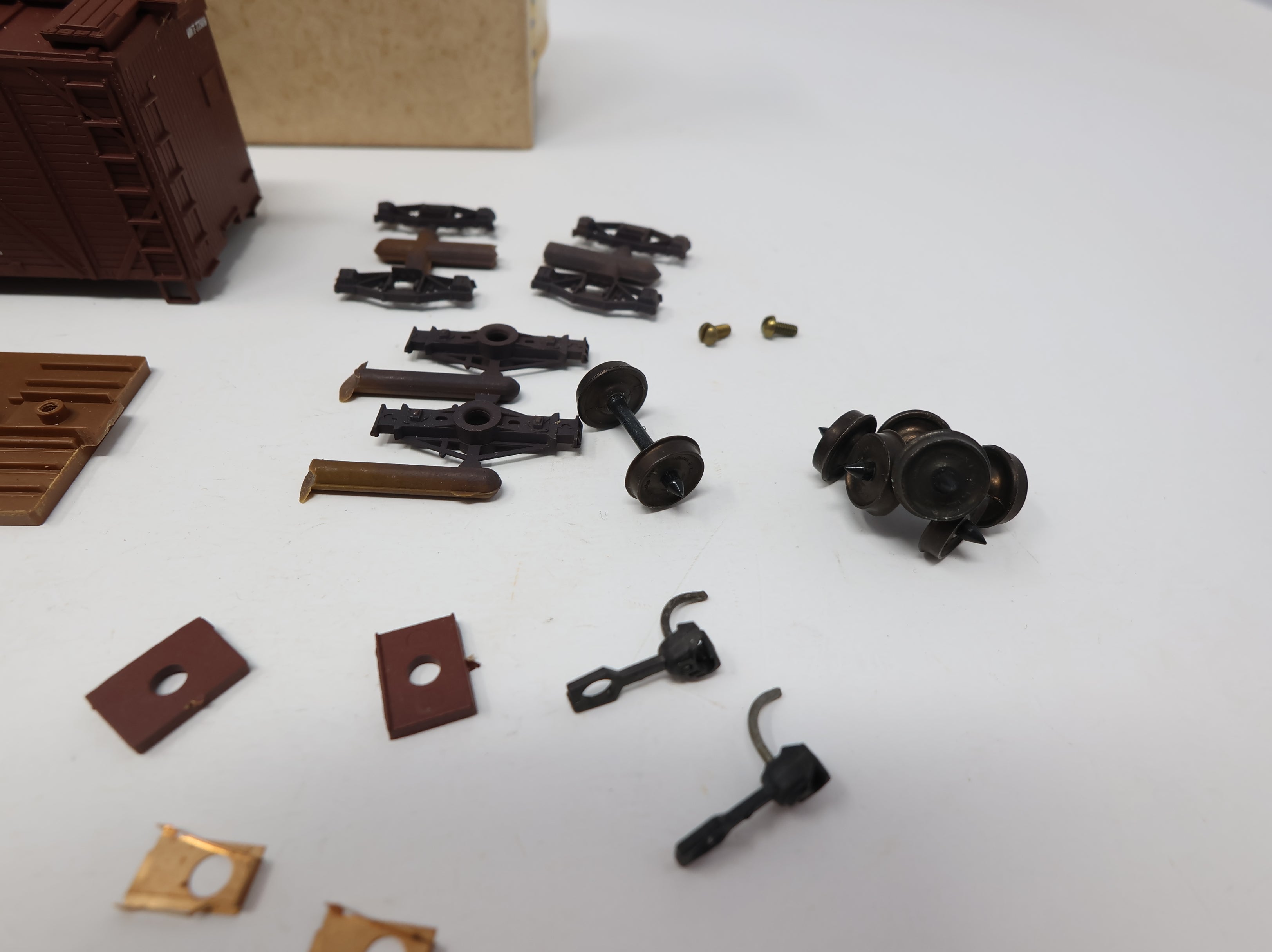 USED Walthers 932-2152 HO Scale 40' SS Wooden Box Car Wood Ends MKT #77509 KIT