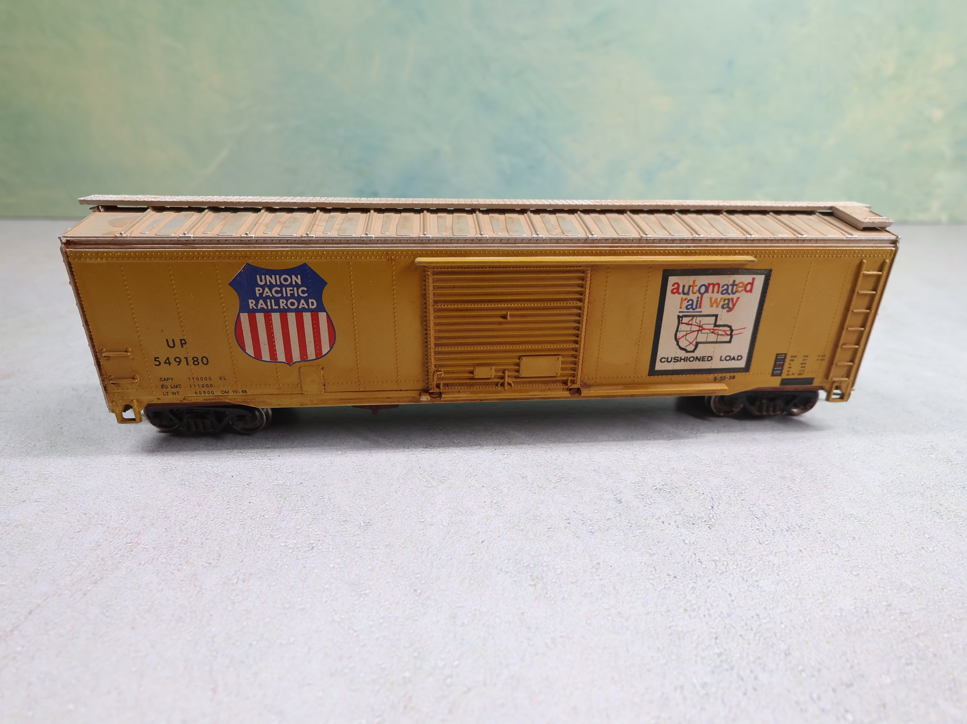USED Roundhouse HO Scale 50' Box Car Union Pacific UP #549180 Weathered