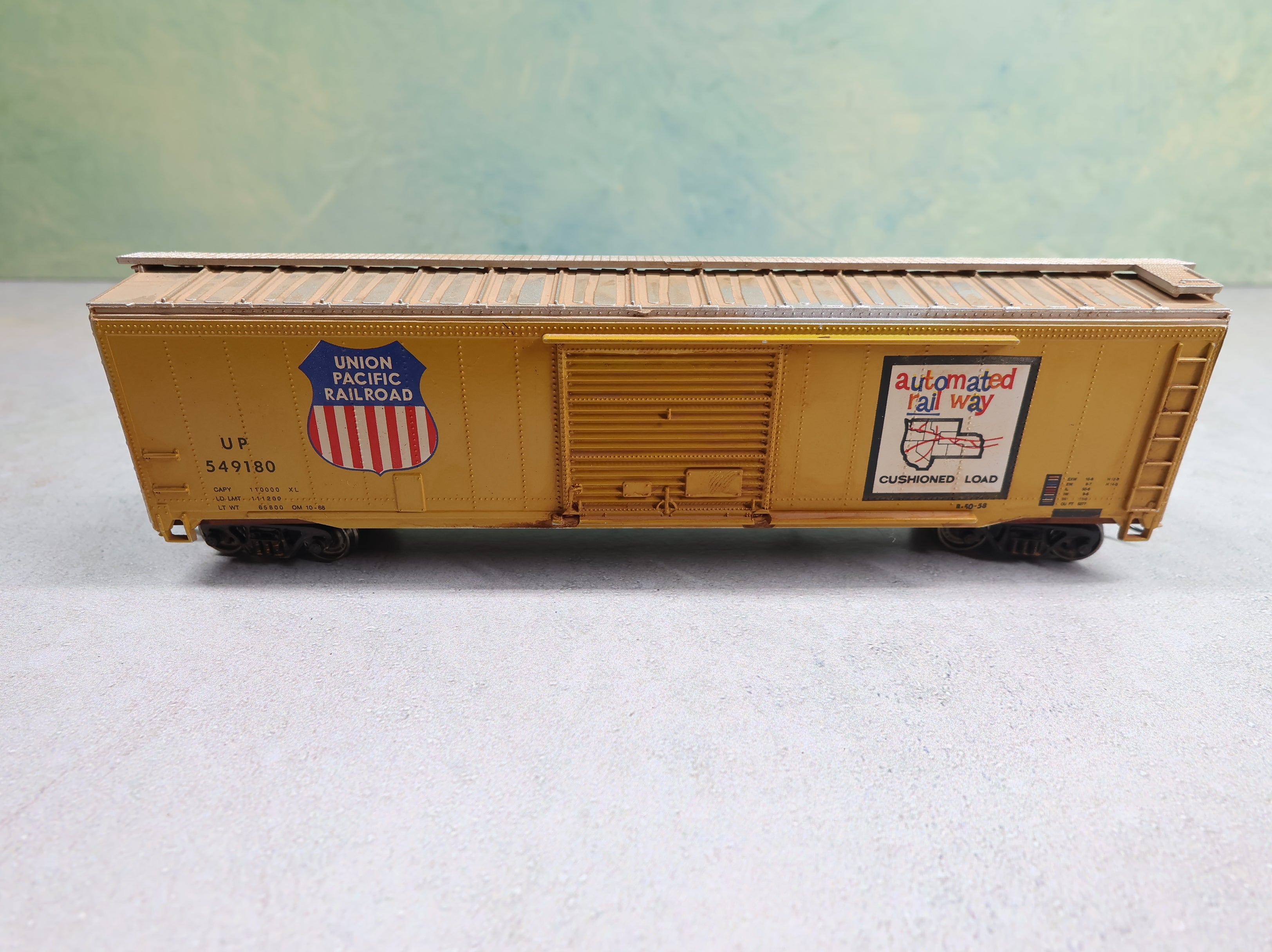 USED Roundhouse HO Scale 50' Box Car Union Pacific UP #549180 Weathered