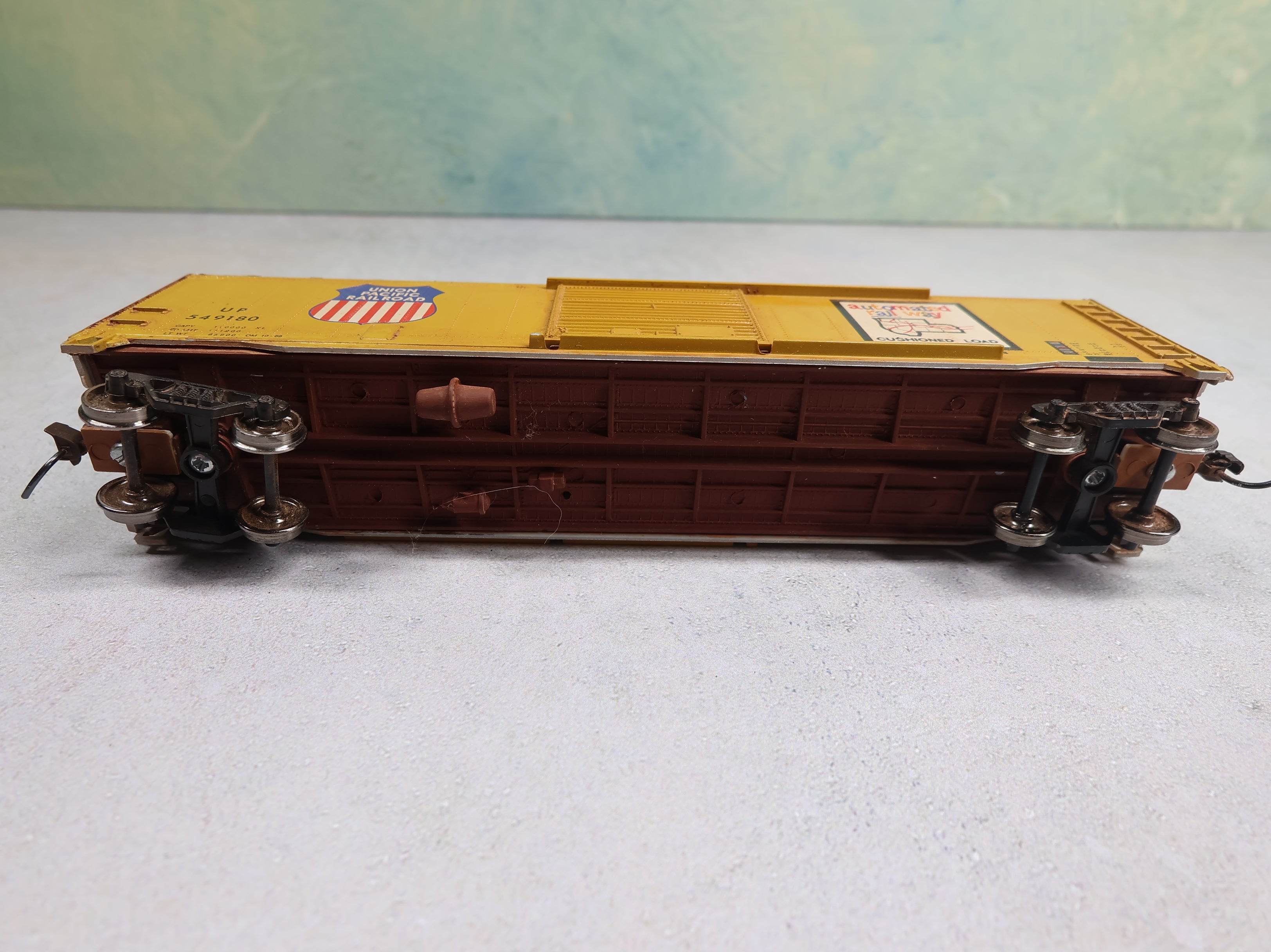 USED Roundhouse HO Scale 50' Box Car Union Pacific UP #549180 Weathered