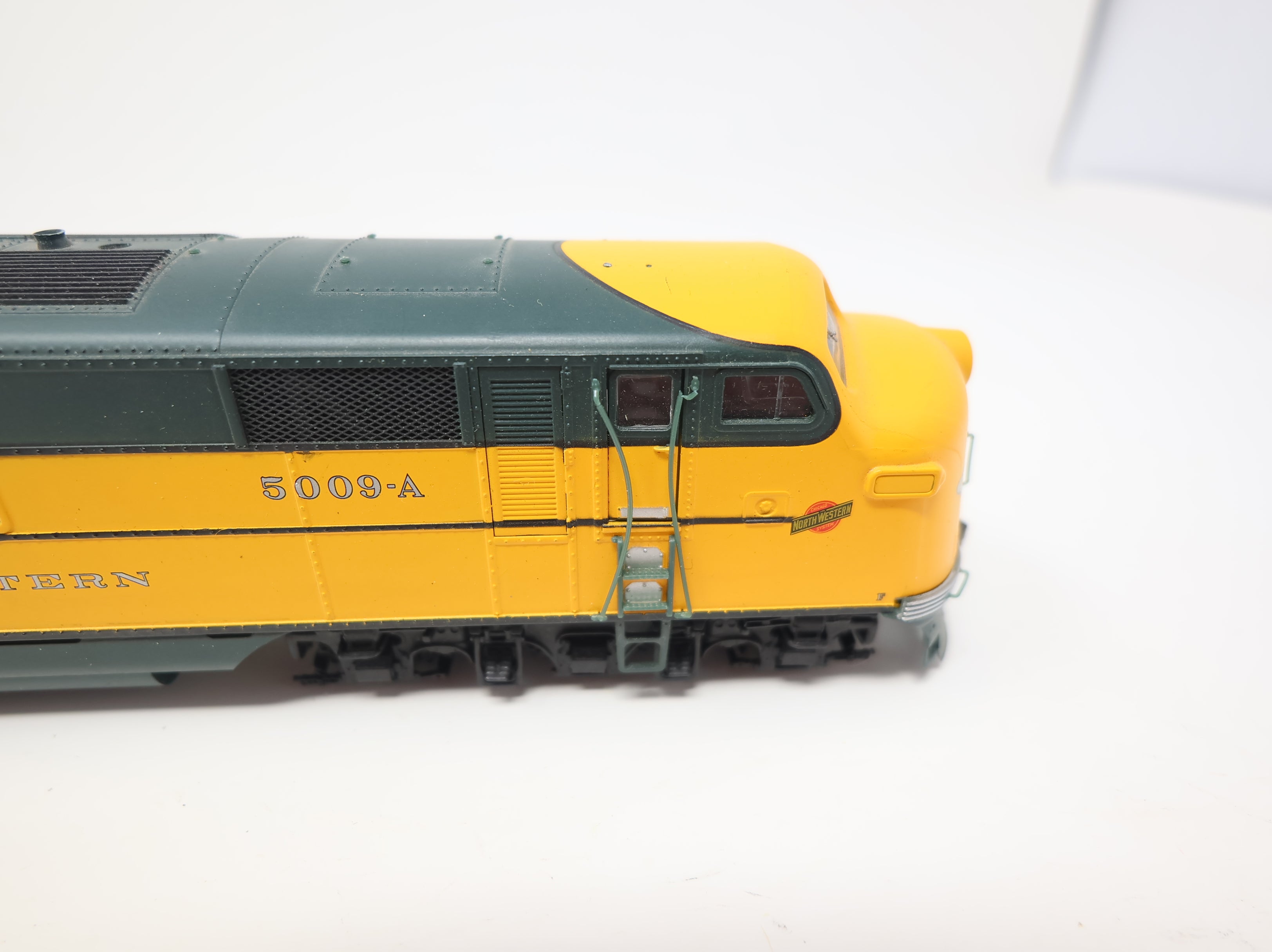 USED Life-Like HO Scale Proto 2000 E7 Diesel Locomotive Chicago & North Western #5009A DC