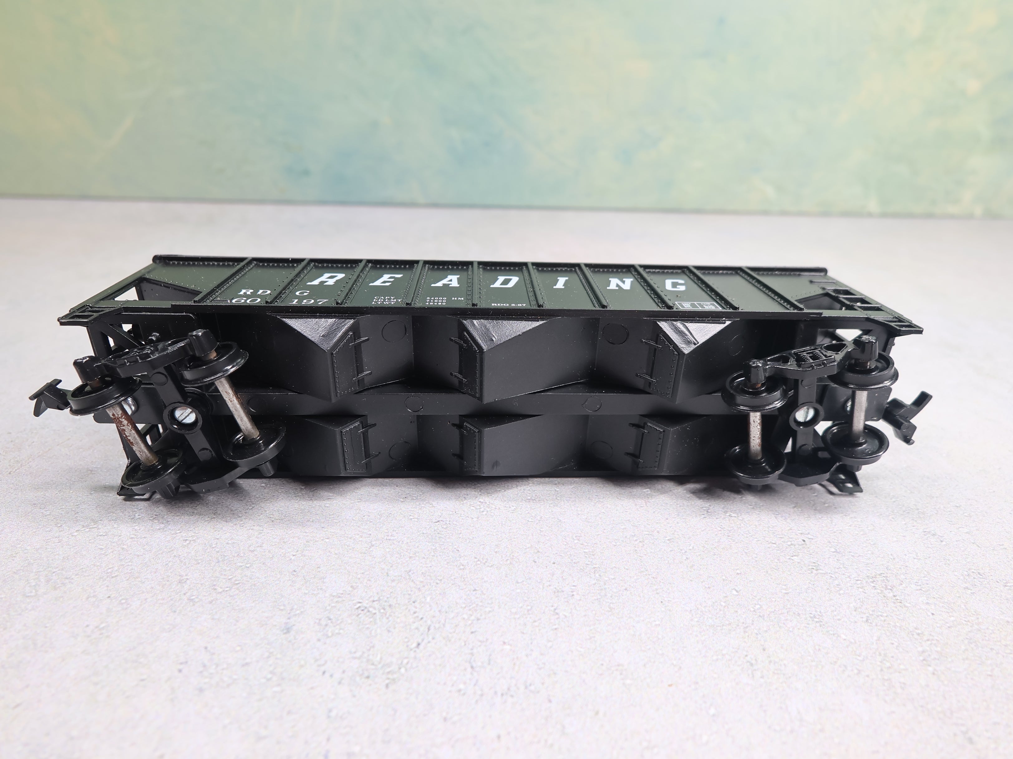 USED Roundhouse 1547 HO Scale 3-Bay Rib Hopper Reading RDG #60197