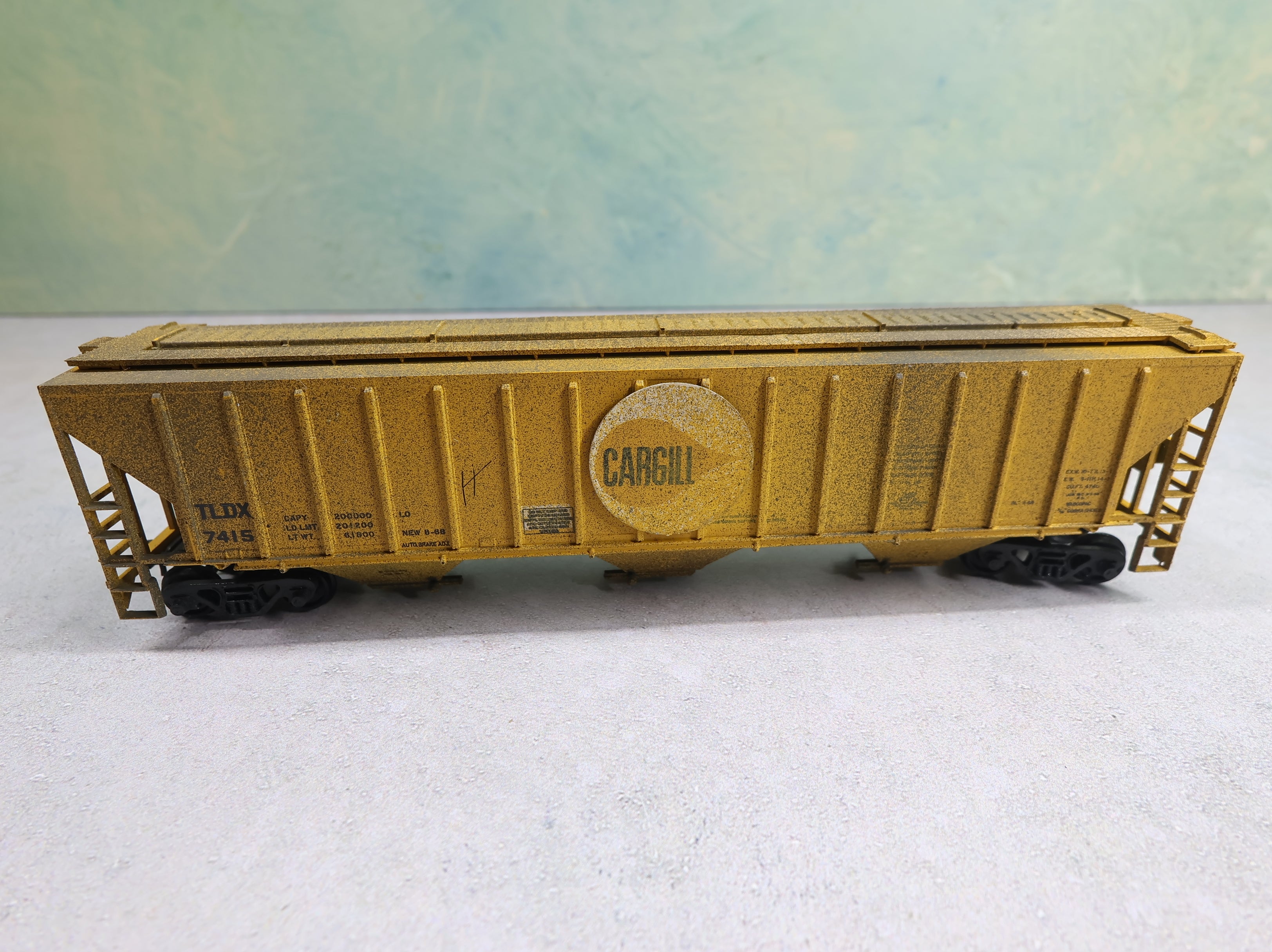 USED Athearn HO Scale 3 Bay Covered Hopper Cargill TLDX #7415 Weathered