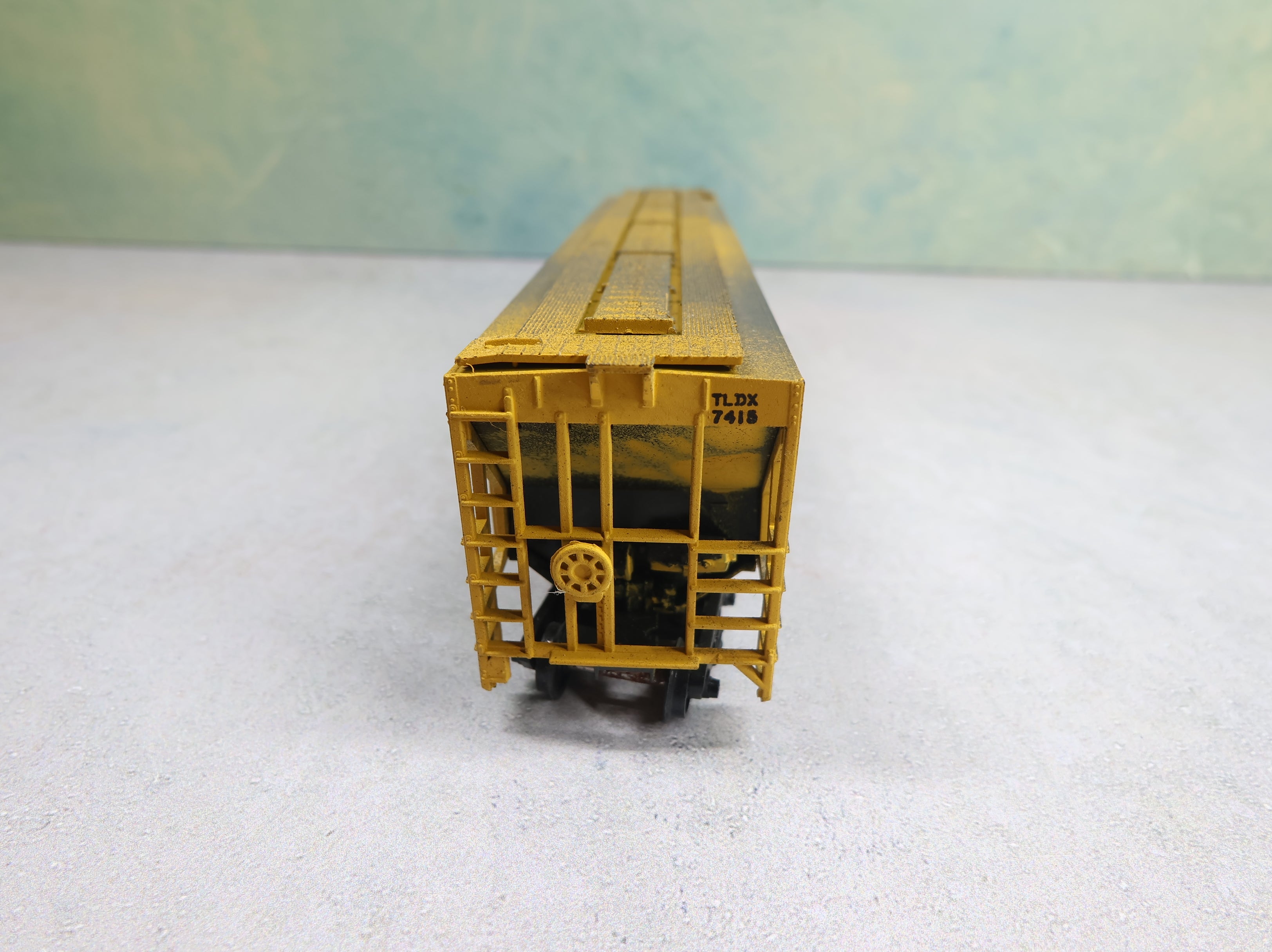 USED Athearn HO Scale 3 Bay Covered Hopper Cargill TLDX #7415 Weathered