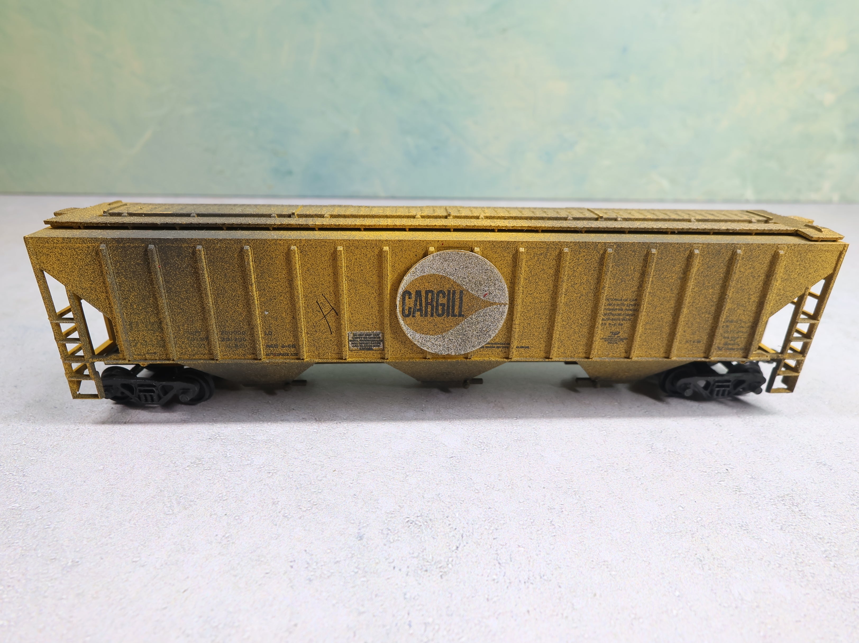 USED Athearn HO Scale 3 Bay Covered Hopper Cargill TLDX #7415 Weathered