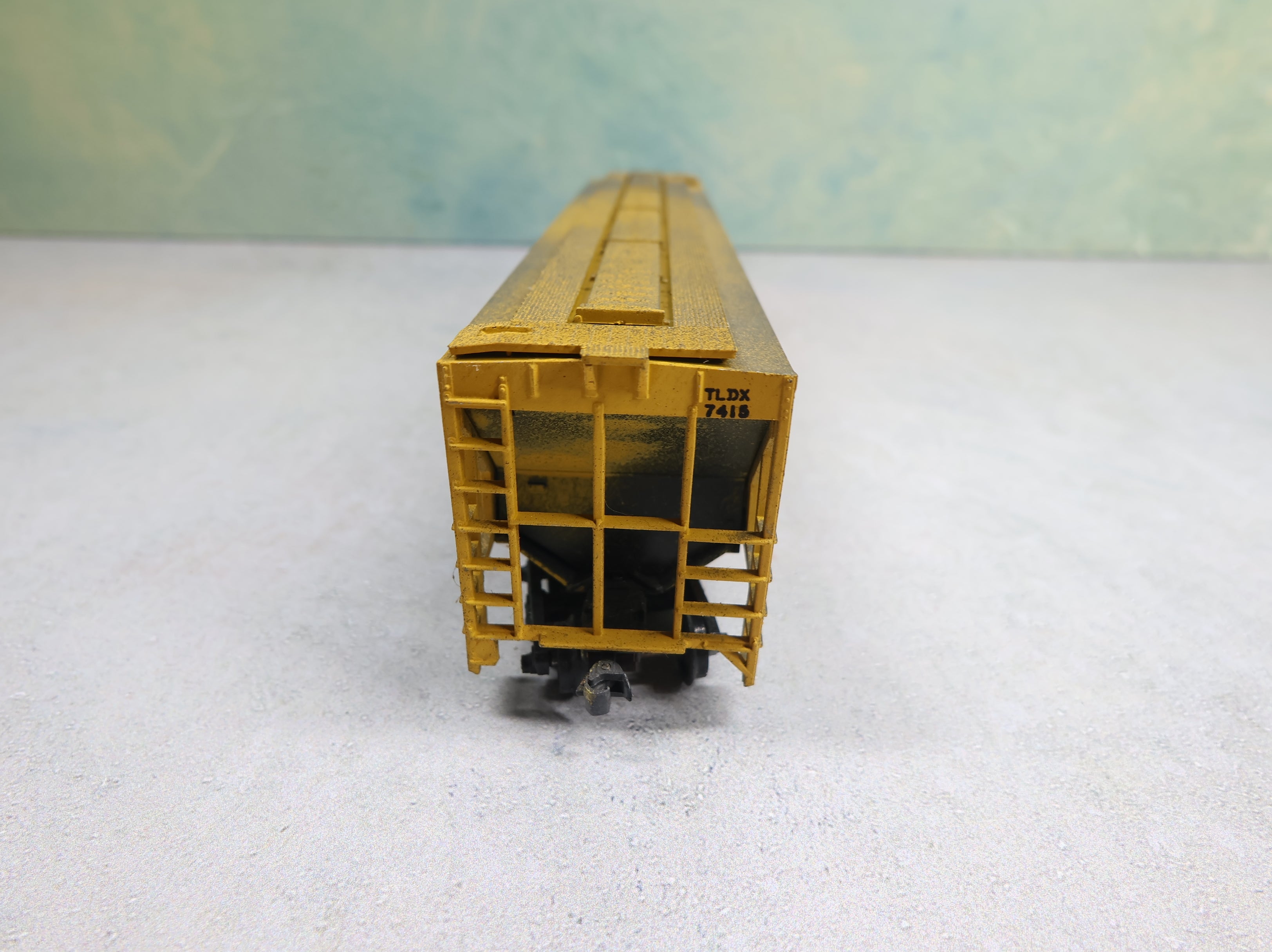 USED Athearn HO Scale 3 Bay Covered Hopper Cargill TLDX #7415 Weathered