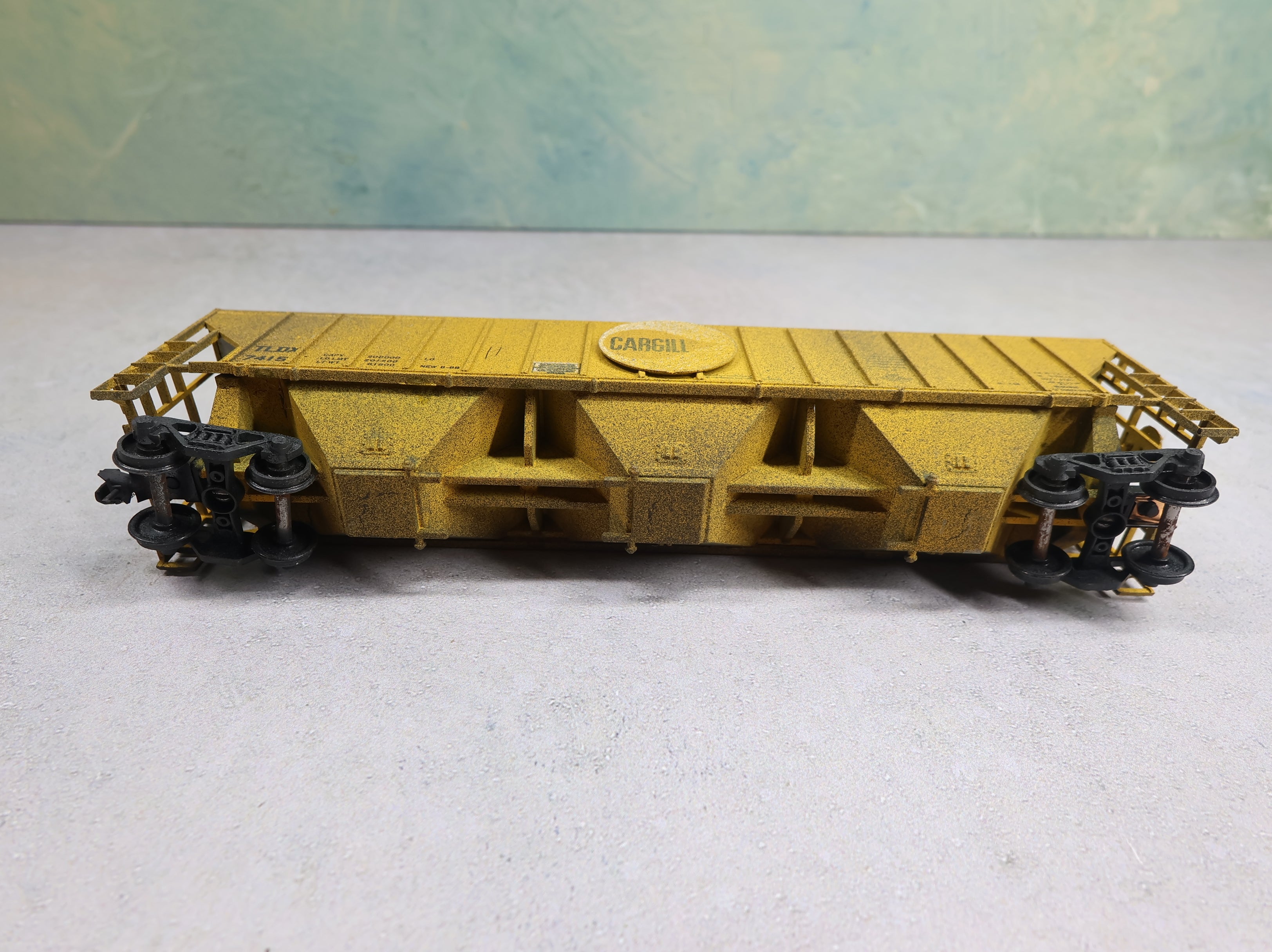 USED Athearn HO Scale 3 Bay Covered Hopper Cargill TLDX #7415 Weathered