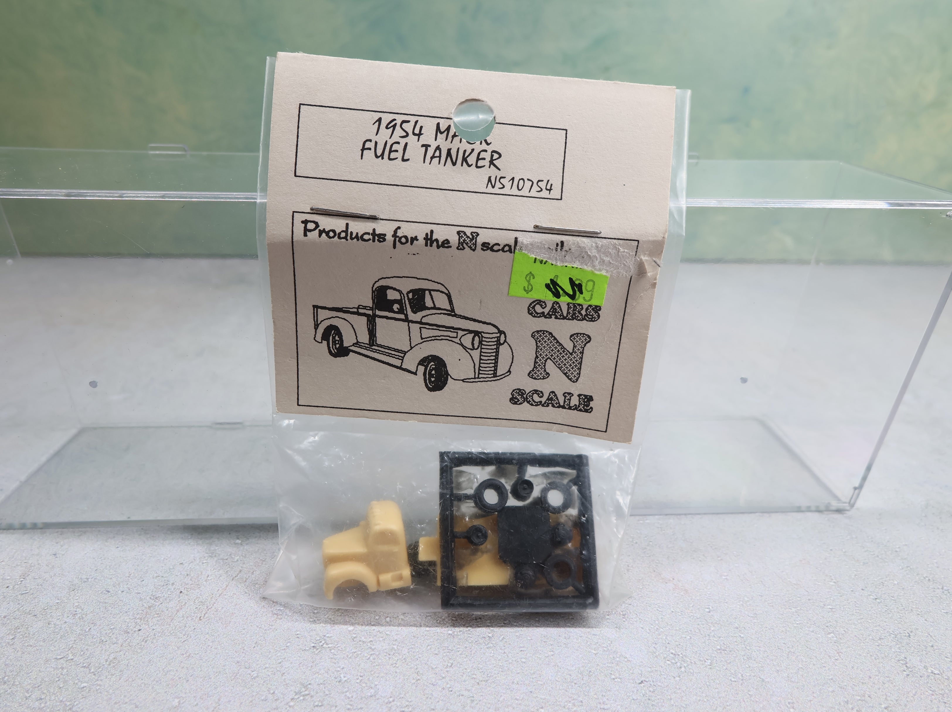 Bruce Richardson NS10754 N Scale 1954 Mack Fuel Tanker KIT