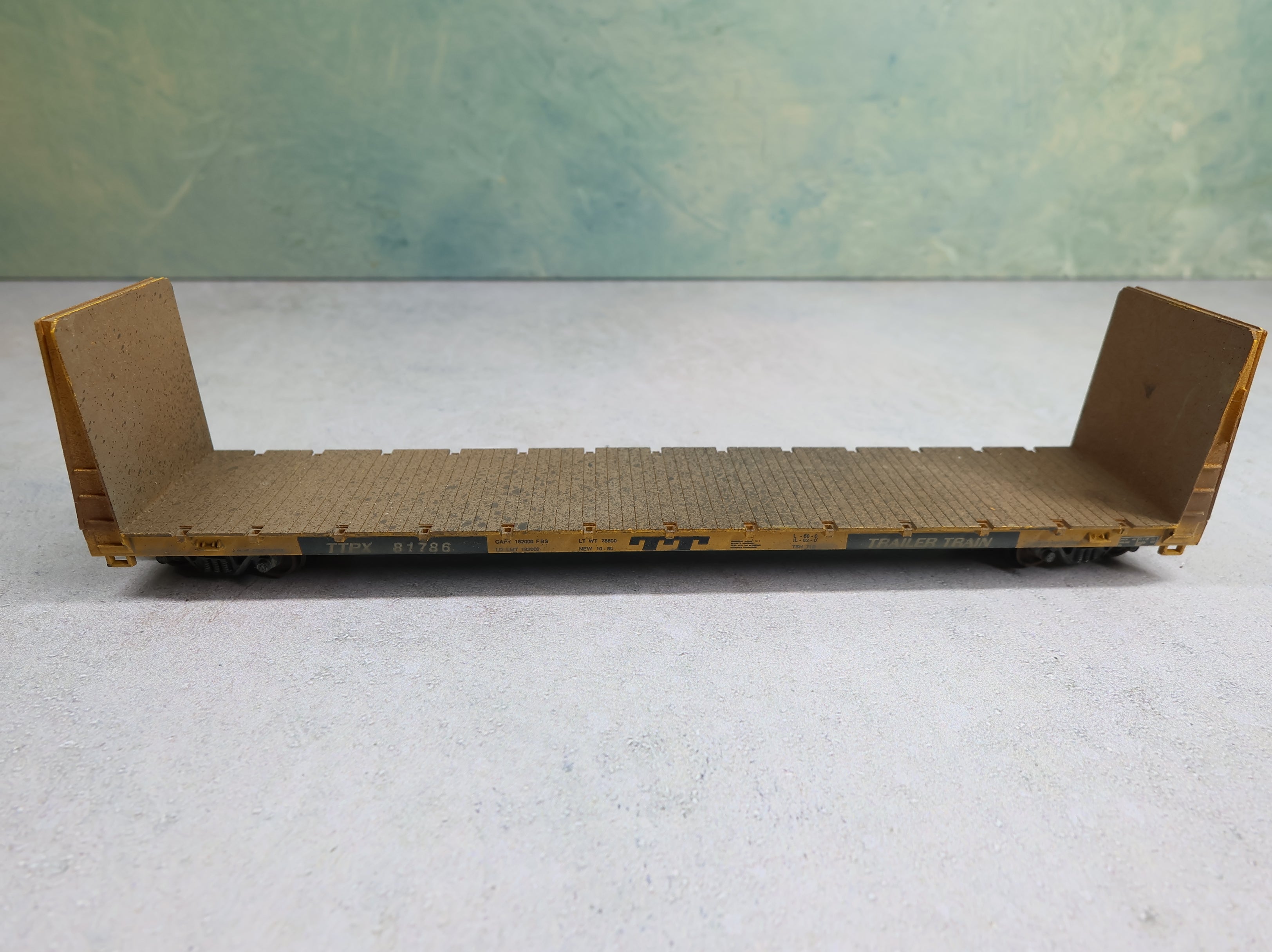 USED Roundhouse HO Scale 60' Bulkhead Flat Car Trailer Train TTPX #81786 Weathered