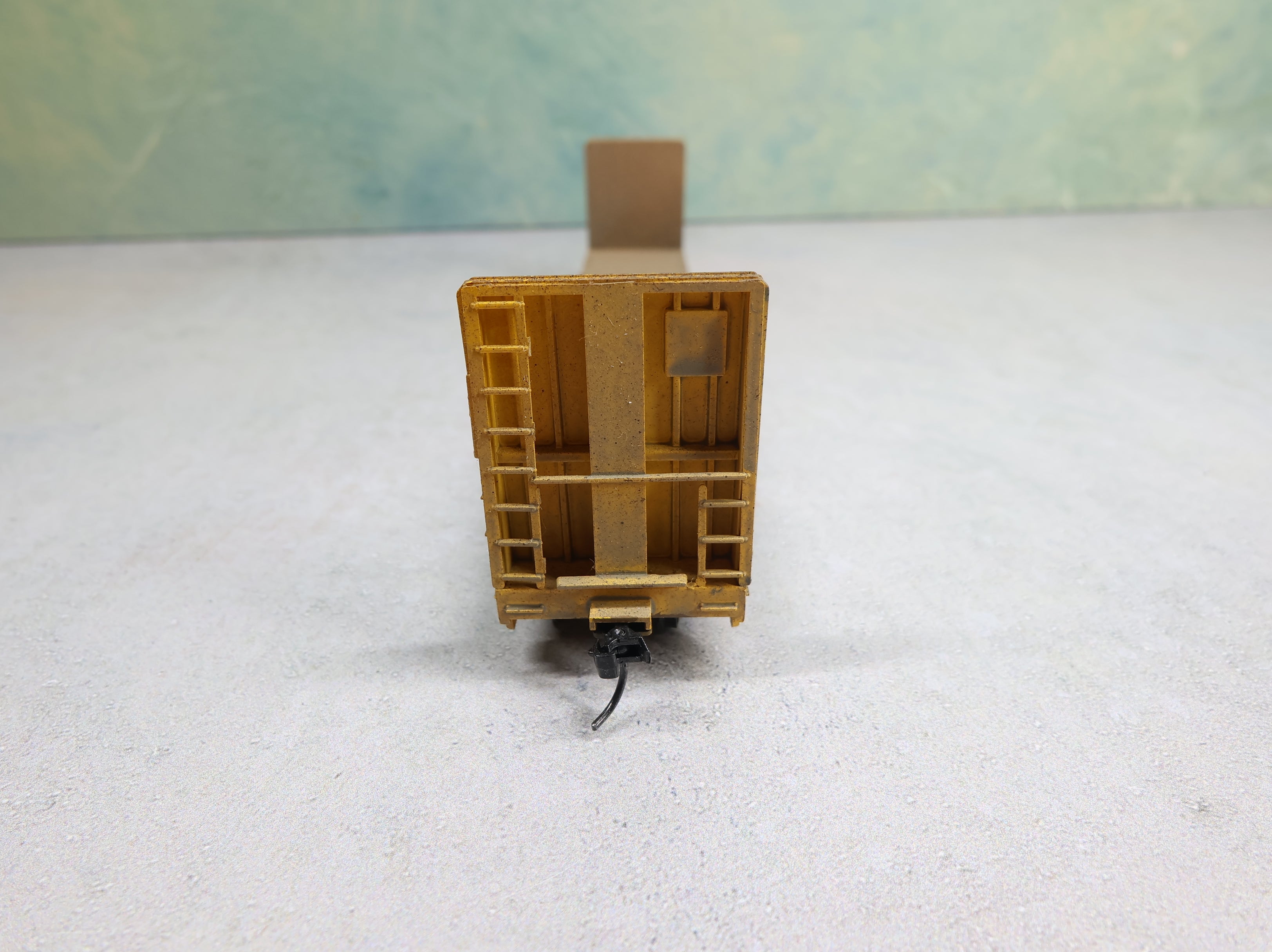 USED Roundhouse HO Scale 60' Bulkhead Flat Car Trailer Train TTPX #81786 Weathered