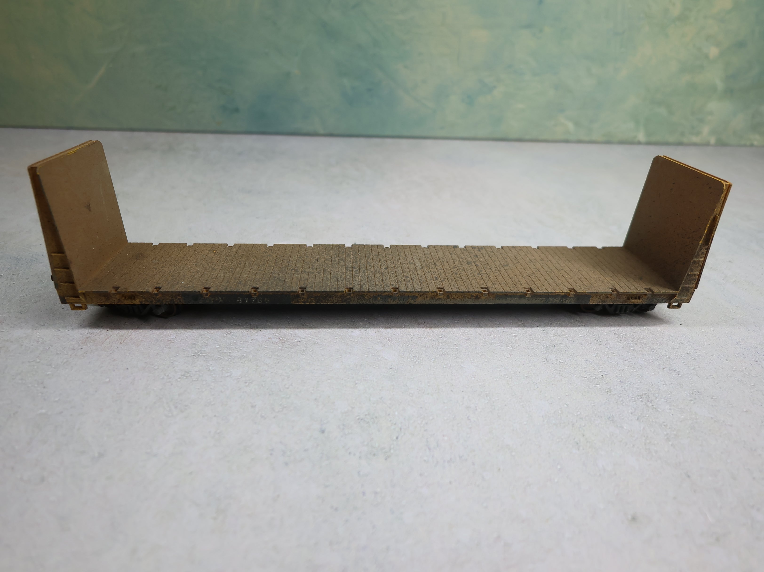 USED Roundhouse HO Scale 60' Bulkhead Flat Car Trailer Train TTPX #81786 Weathered