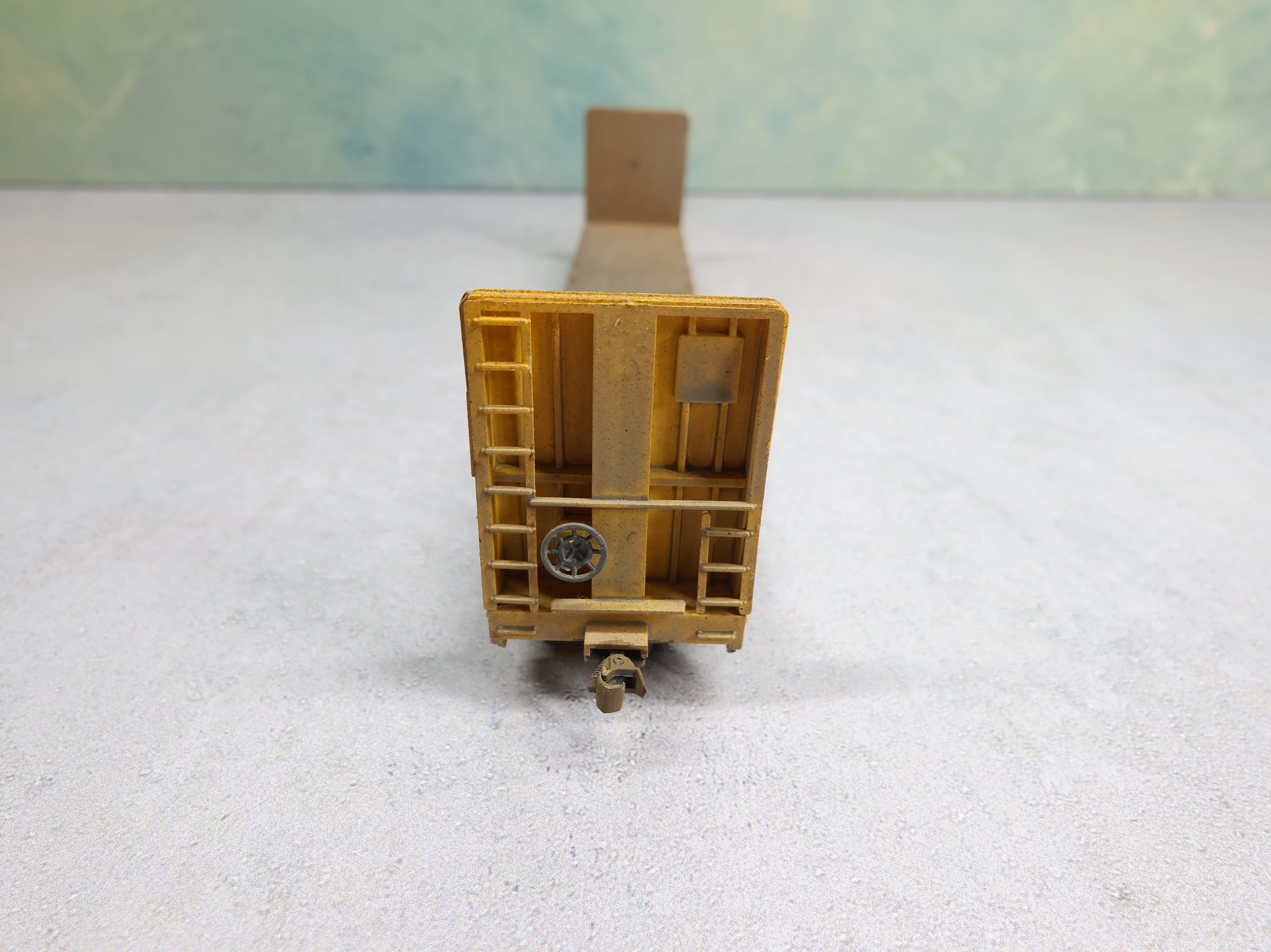 USED Roundhouse HO Scale 60' Bulkhead Flat Car Trailer Train TTPX #81786 Weathered