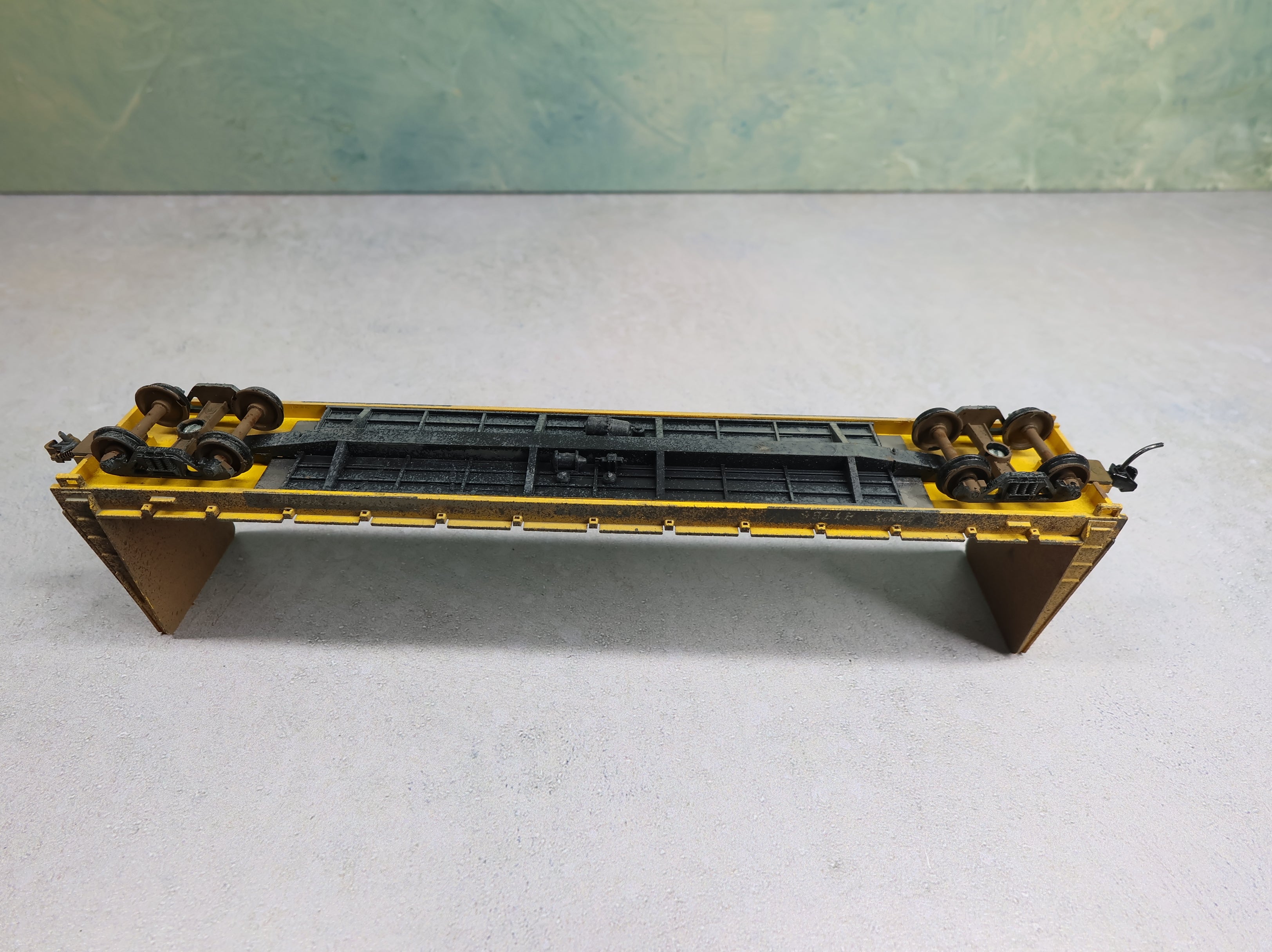 USED Roundhouse HO Scale 60' Bulkhead Flat Car Trailer Train TTPX #81786 Weathered