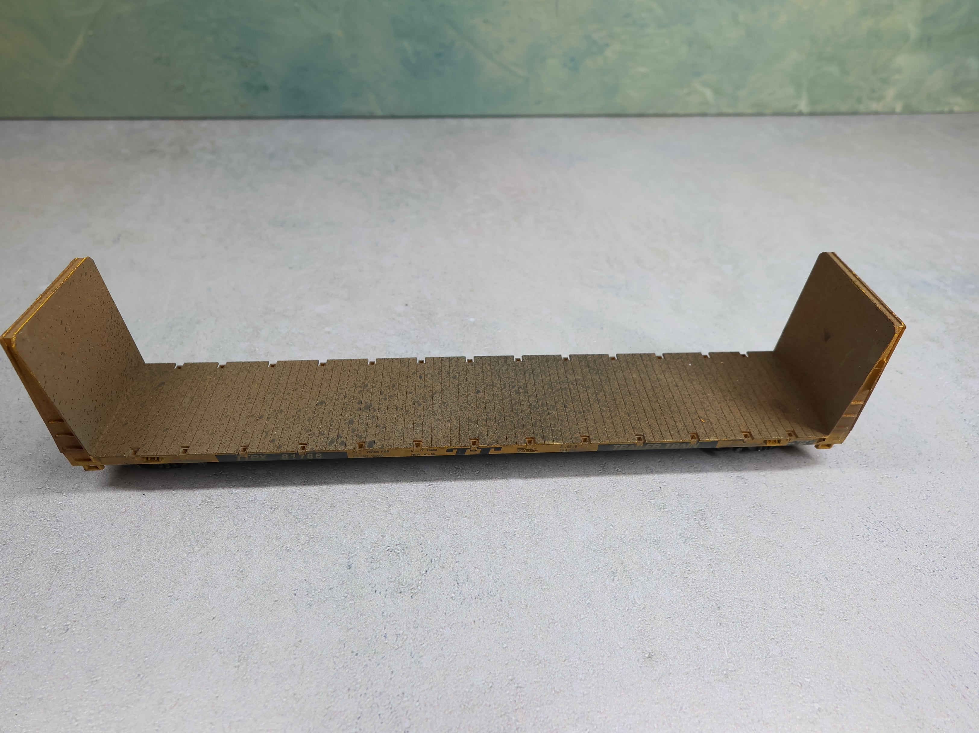 USED Roundhouse HO Scale 60' Bulkhead Flat Car Trailer Train TTPX #81786 Weathered