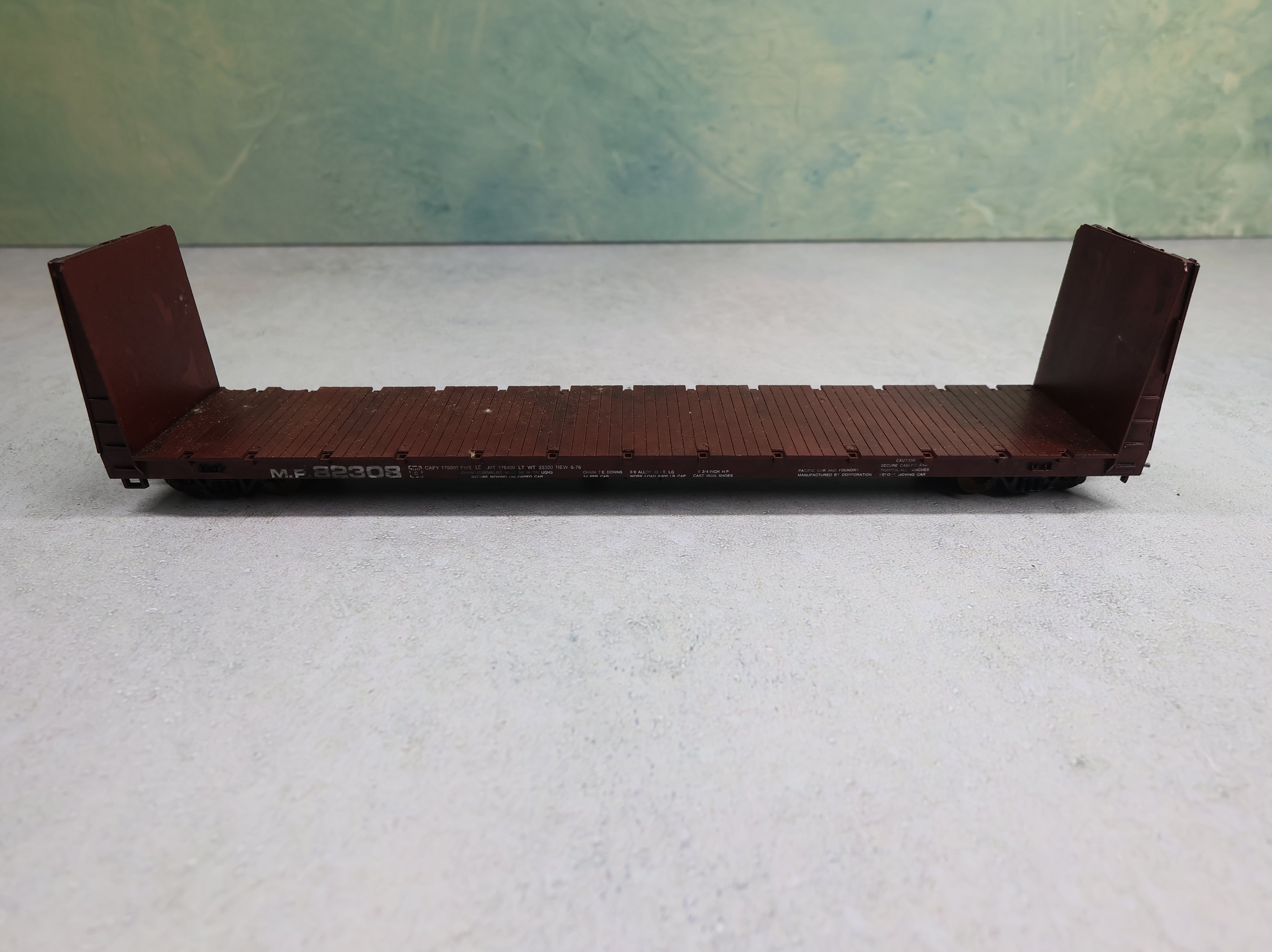 USED Roundhouse HO Scale 60' Bulkhead Flat Car Missouri Pacific MP #82308 Weathered