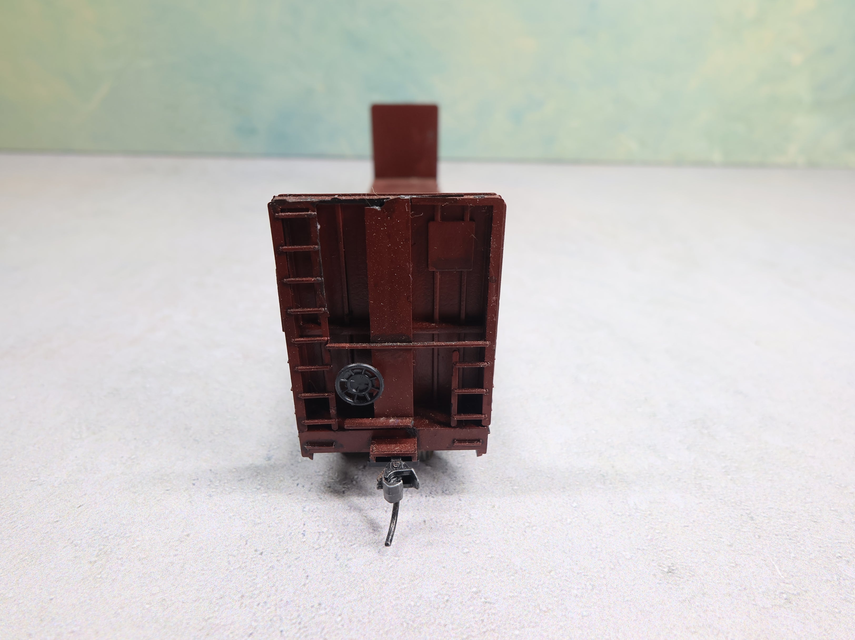 USED Roundhouse HO Scale 60' Bulkhead Flat Car Missouri Pacific MP #82308 Weathered