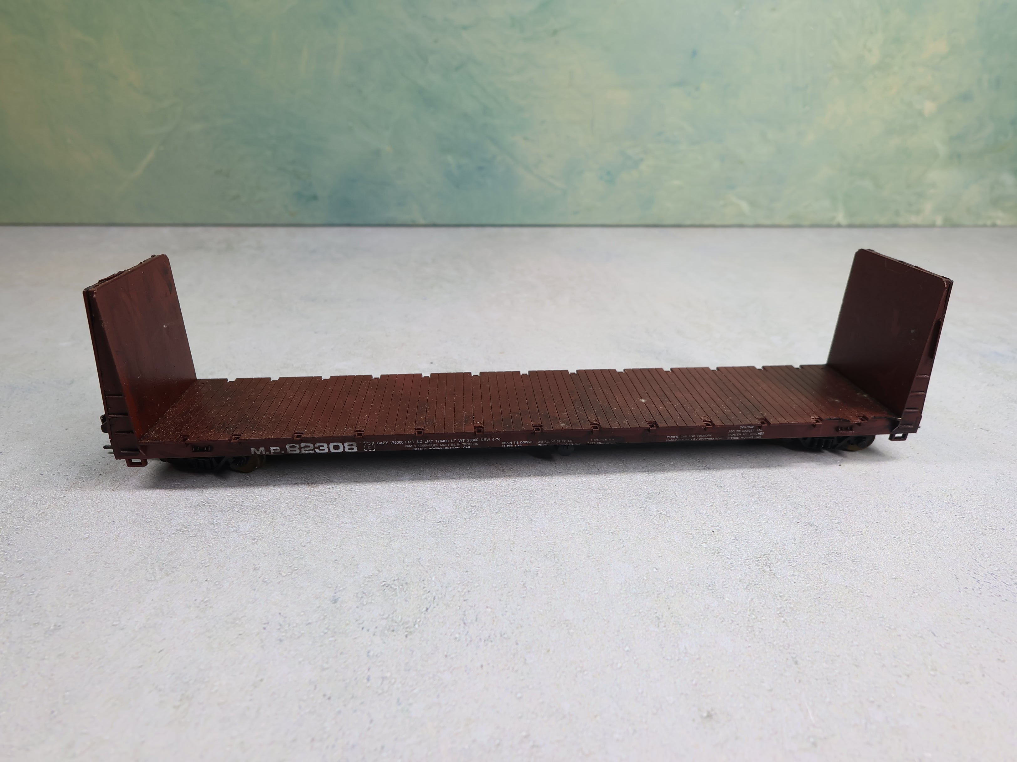 USED Roundhouse HO Scale 60' Bulkhead Flat Car Missouri Pacific MP #82308 Weathered