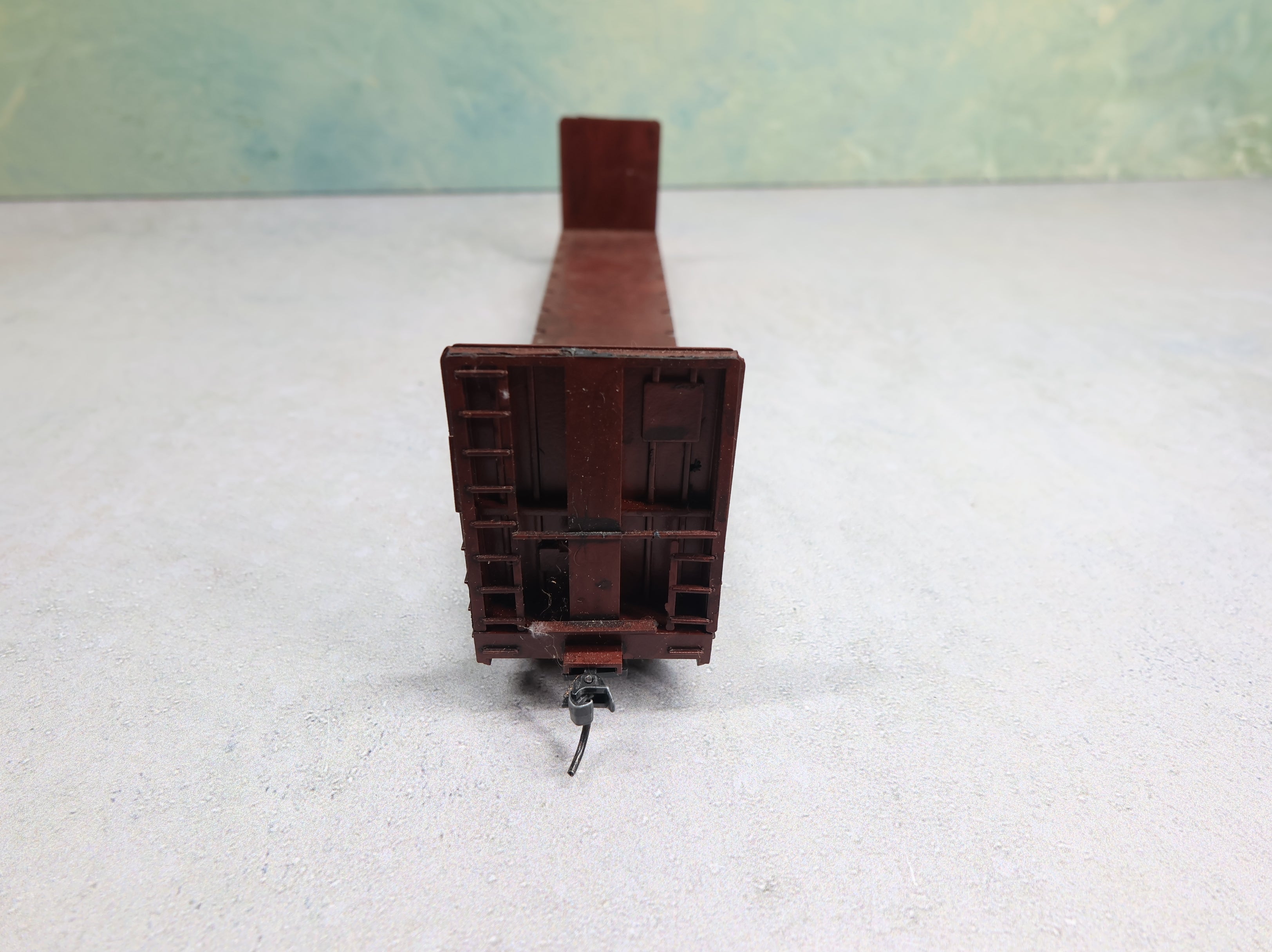 USED Roundhouse HO Scale 60' Bulkhead Flat Car Missouri Pacific MP #82308 Weathered